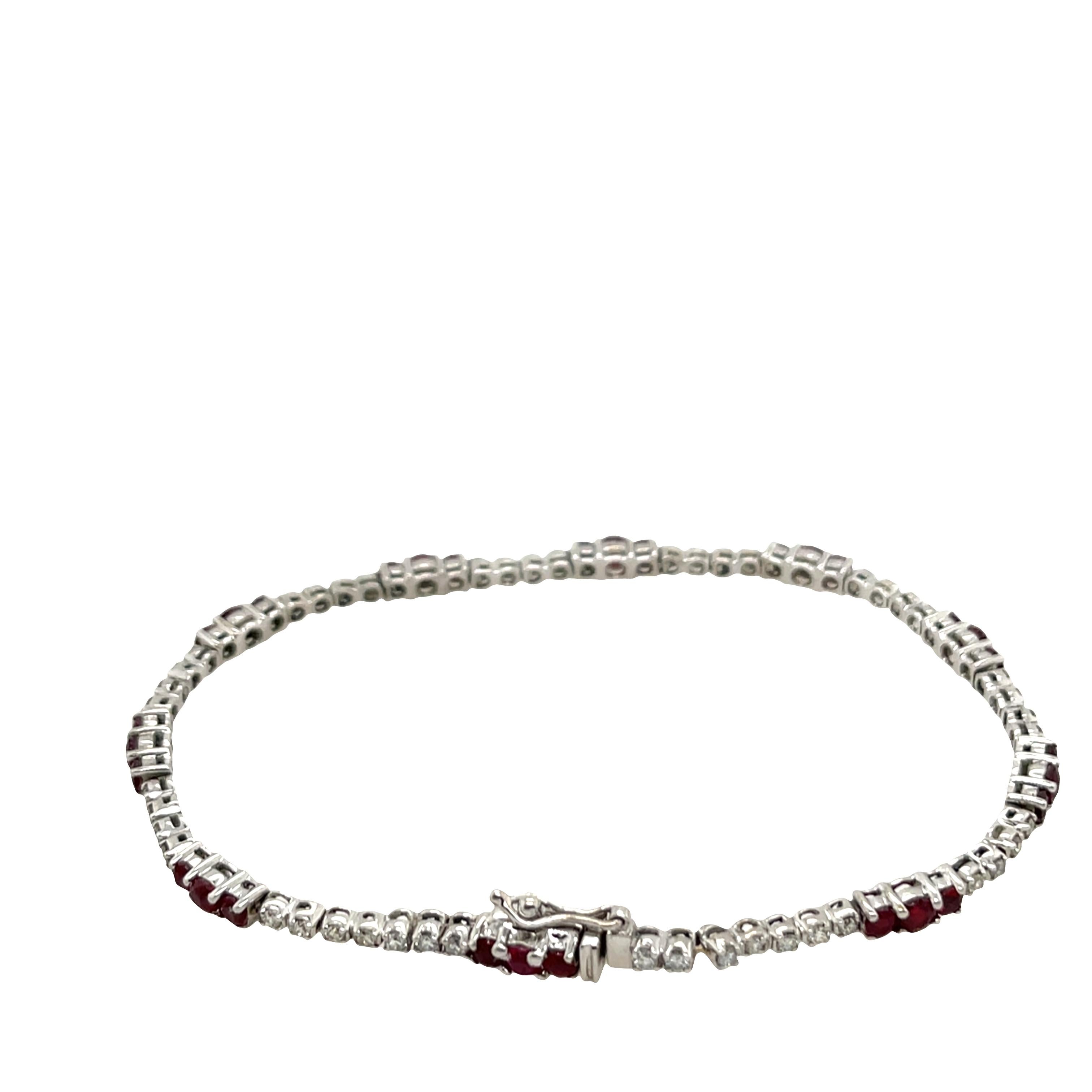 Conjunto de pulsera de tenis de rubíes y diamantes en oro blanco de 18 ct Corte redondo en venta