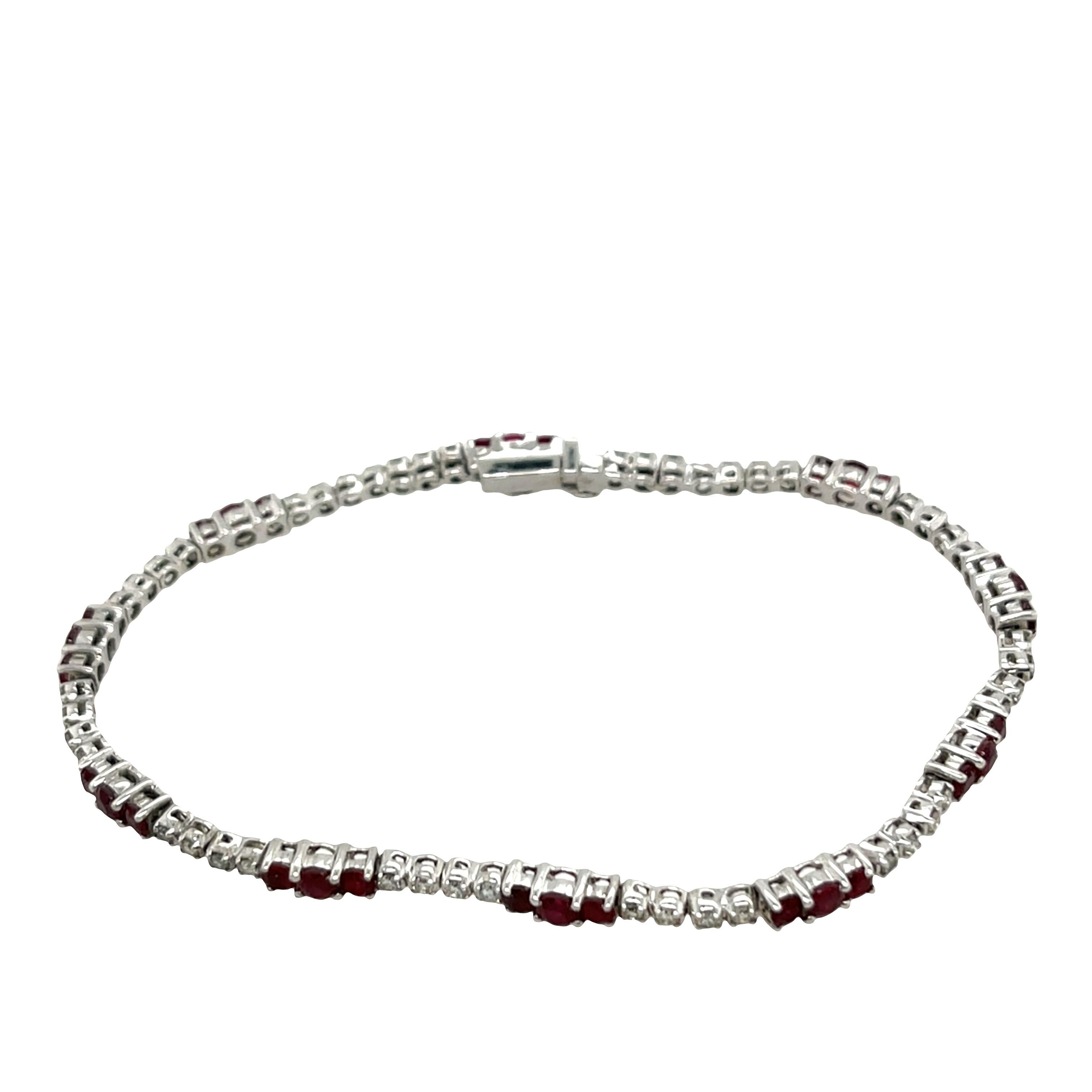 Conjunto de pulsera de tenis de rubíes y diamantes en oro blanco de 18 ct en Excelente estado para la venta en London, GB