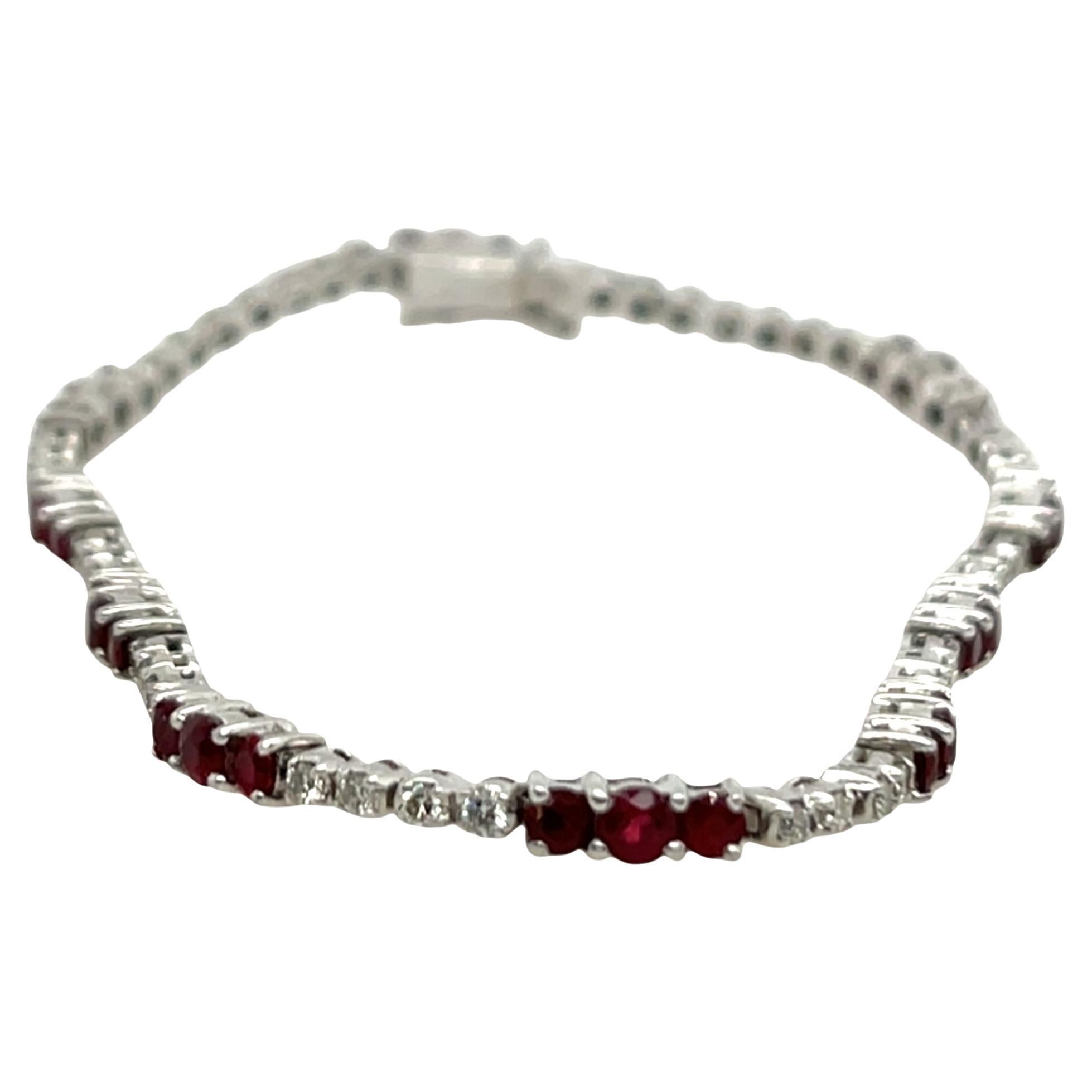 Conjunto de pulsera de tenis de rubíes y diamantes en oro blanco de 18 ct