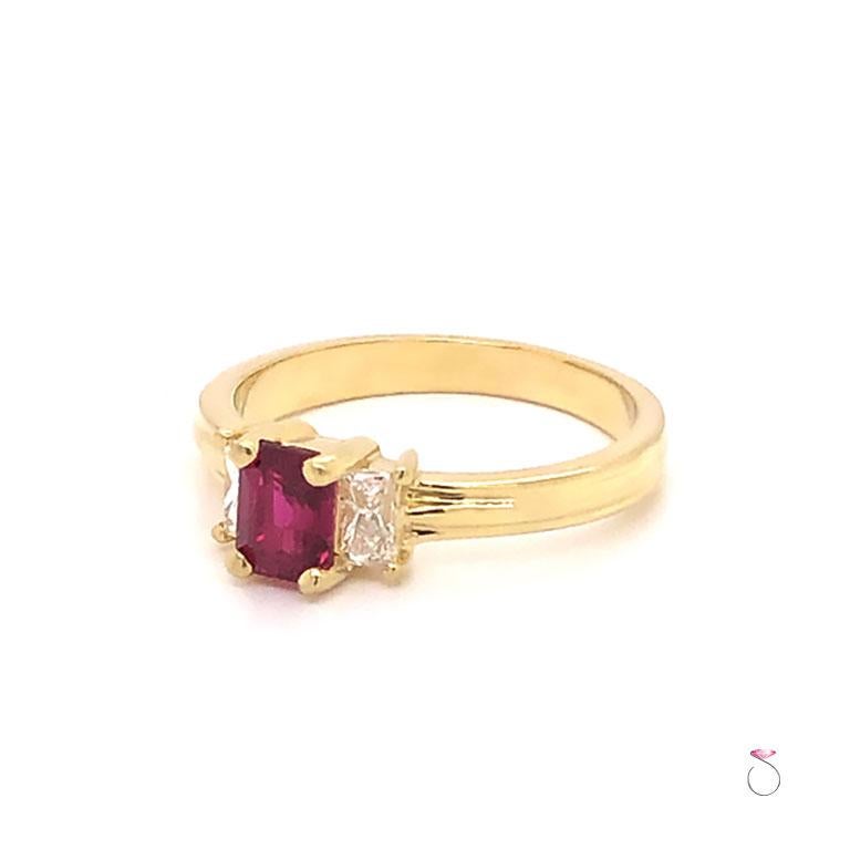 Dreisteiniger Ring aus 18 Karat Gelbgold mit Rubin und Diamanten (Moderne) im Angebot