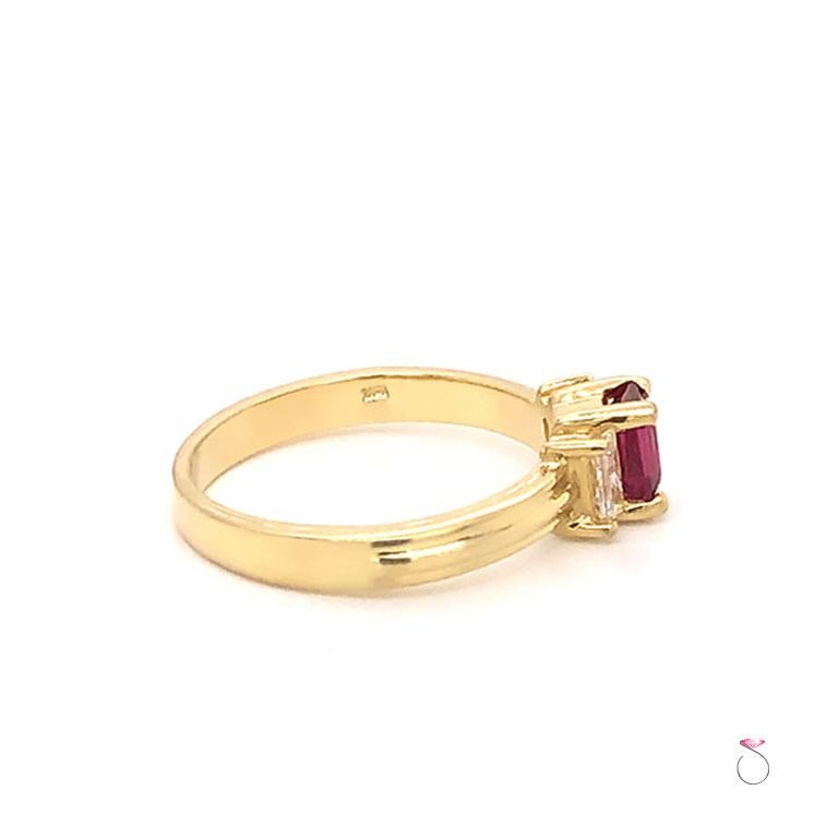 Dreisteiniger Ring aus 18 Karat Gelbgold mit Rubin und Diamanten (Smaragdschliff) im Angebot
