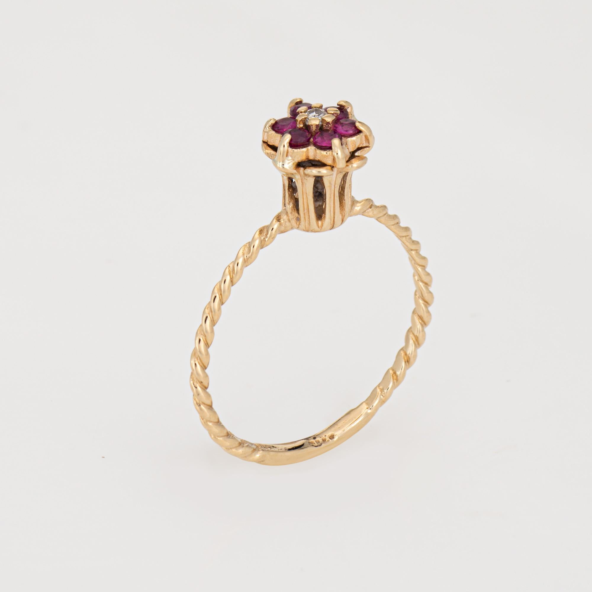 Elegante anello vintage con rubino e diamante a tulipano (circa anni '60-'70) realizzato in oro giallo 14 carati. 

Il diamante rotondo taglio brillante ha un peso stimato di 0,01 carati (colore L-M e purezza I1). I sei rubini misurano circa 1 mm