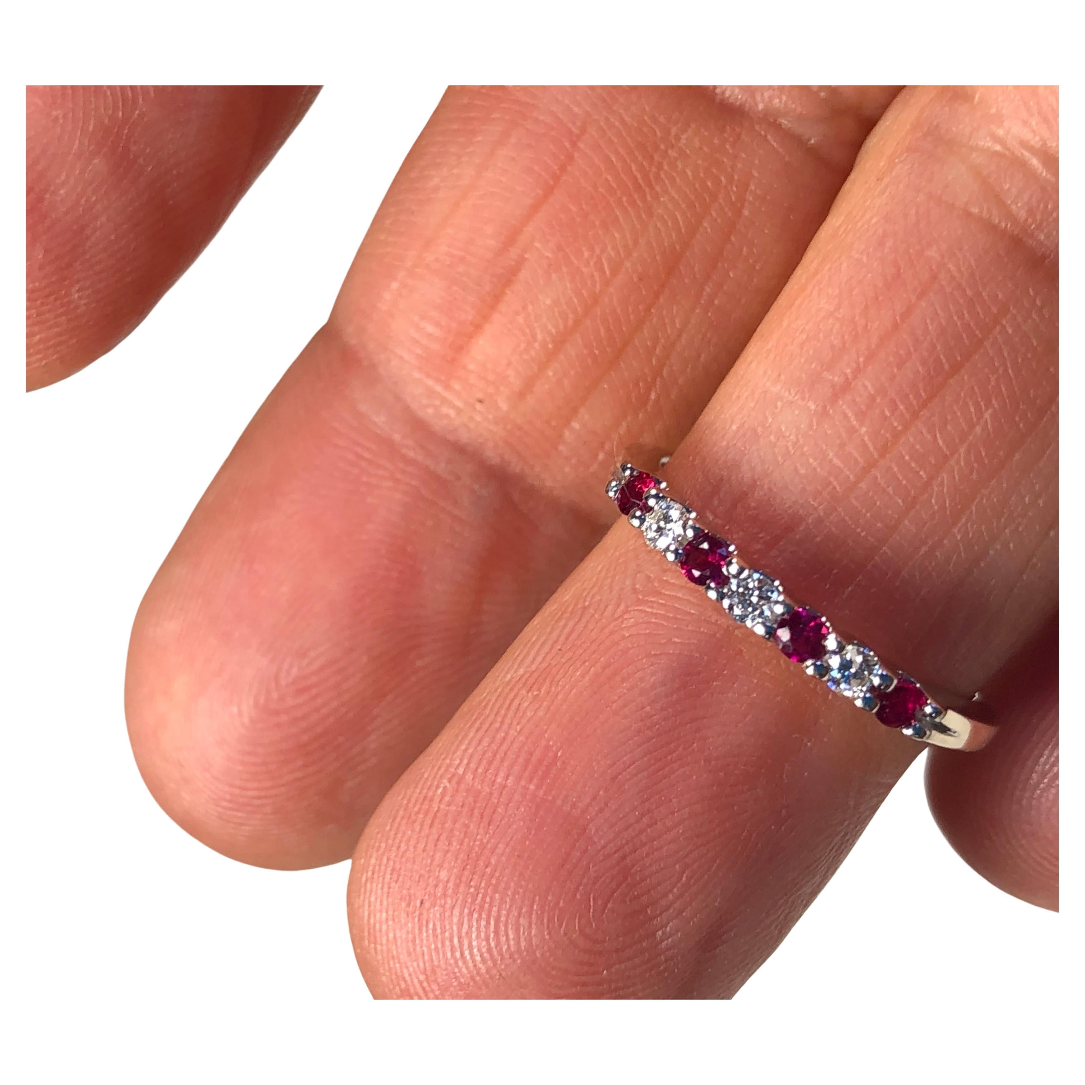 Alianza de oro blanco de 14 quilates con diamante rubí Corte redondo en venta
