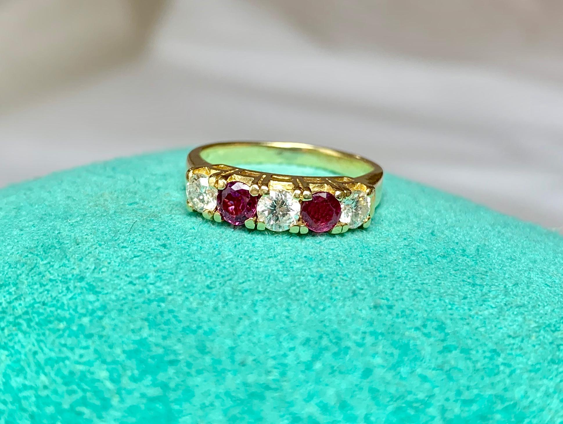Un clásico anillo de compromiso de boda de rubíes y diamantes.  Los intensos Rubíes rojos y los brillantes Diamantes blancos engastados en Oro Amarillo de 14 quilates son una romántica y maravillosa combinación.   Los diamantes son preciosos y son