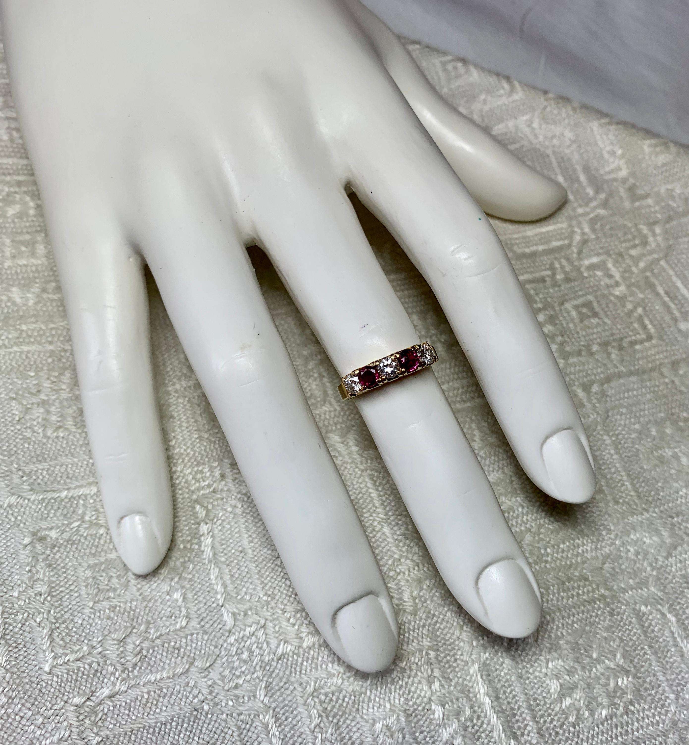 Taille ronde Anneau de fiançailles en or 14 carats avec rubis et diamants