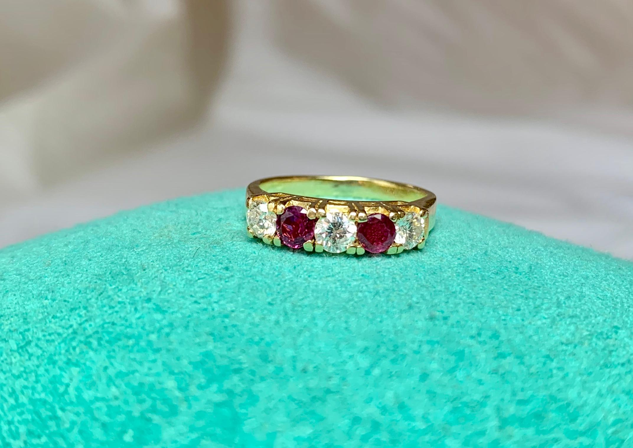 Anneau de fiançailles en or 14 carats avec rubis et diamants Bon état à New York, NY