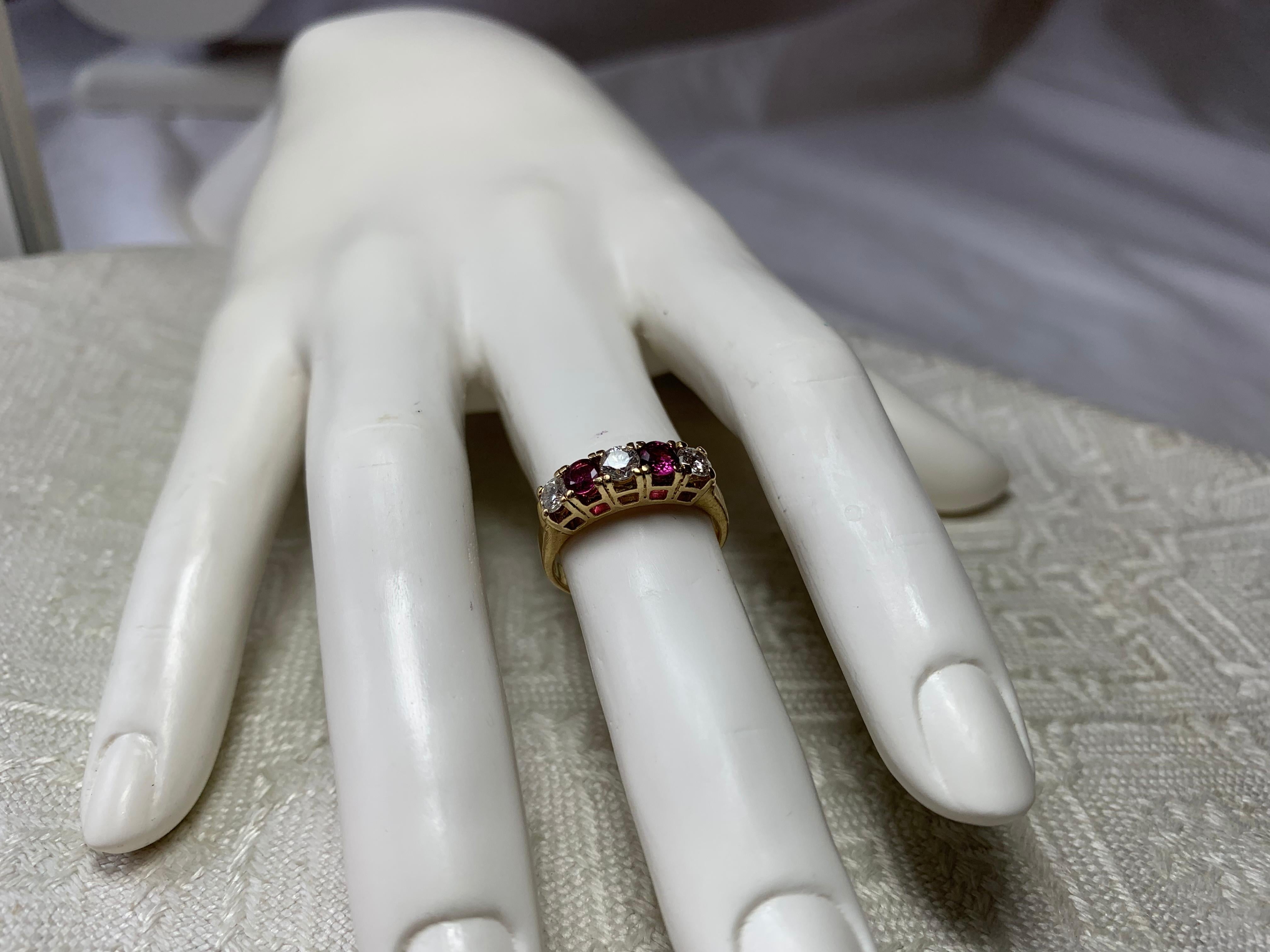 Anneau de fiançailles en or 14 carats avec rubis et diamants 1