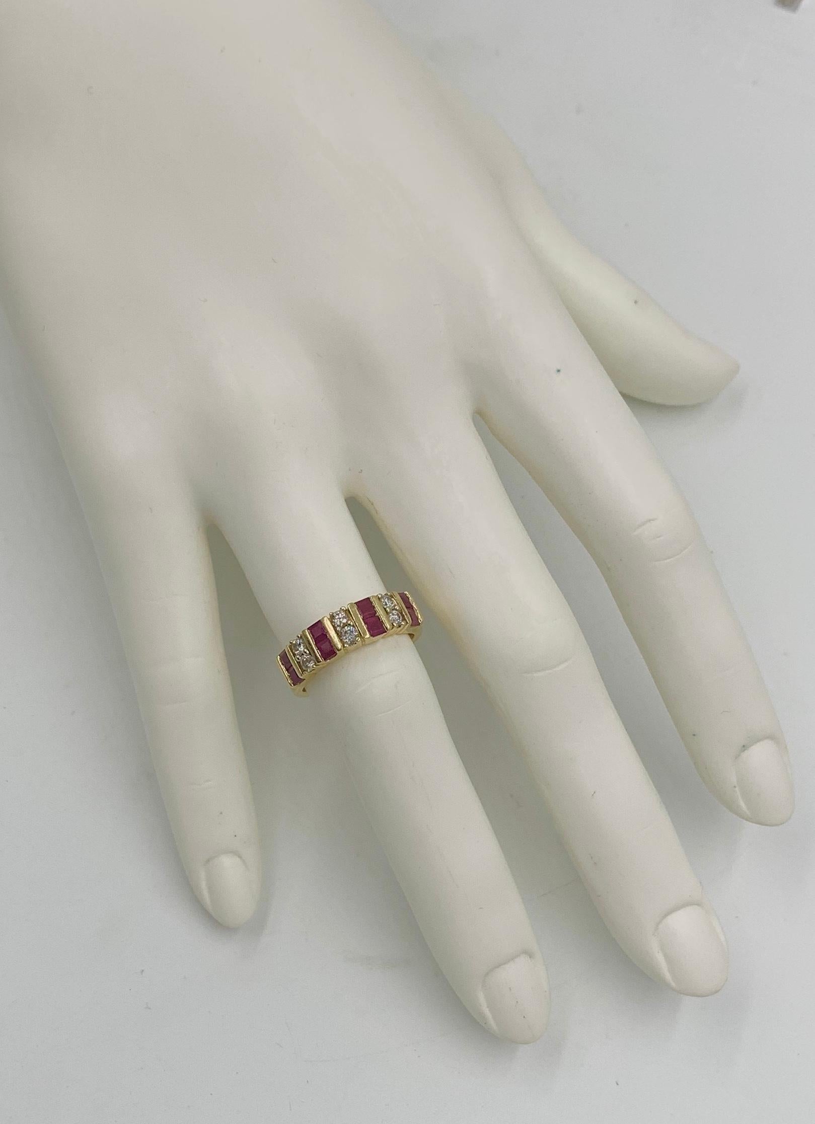 Dies ist ein klassischer Rubin und Diamant Hochzeit Verlobungsring Stack Ring.  Die acht leuchtend roten Rubine sind quadratisch geschliffen und in Kanäle gefasst, so dass sich magische rote Bänder über den Ring ziehen.  Auf beiden Seiten der Rubine