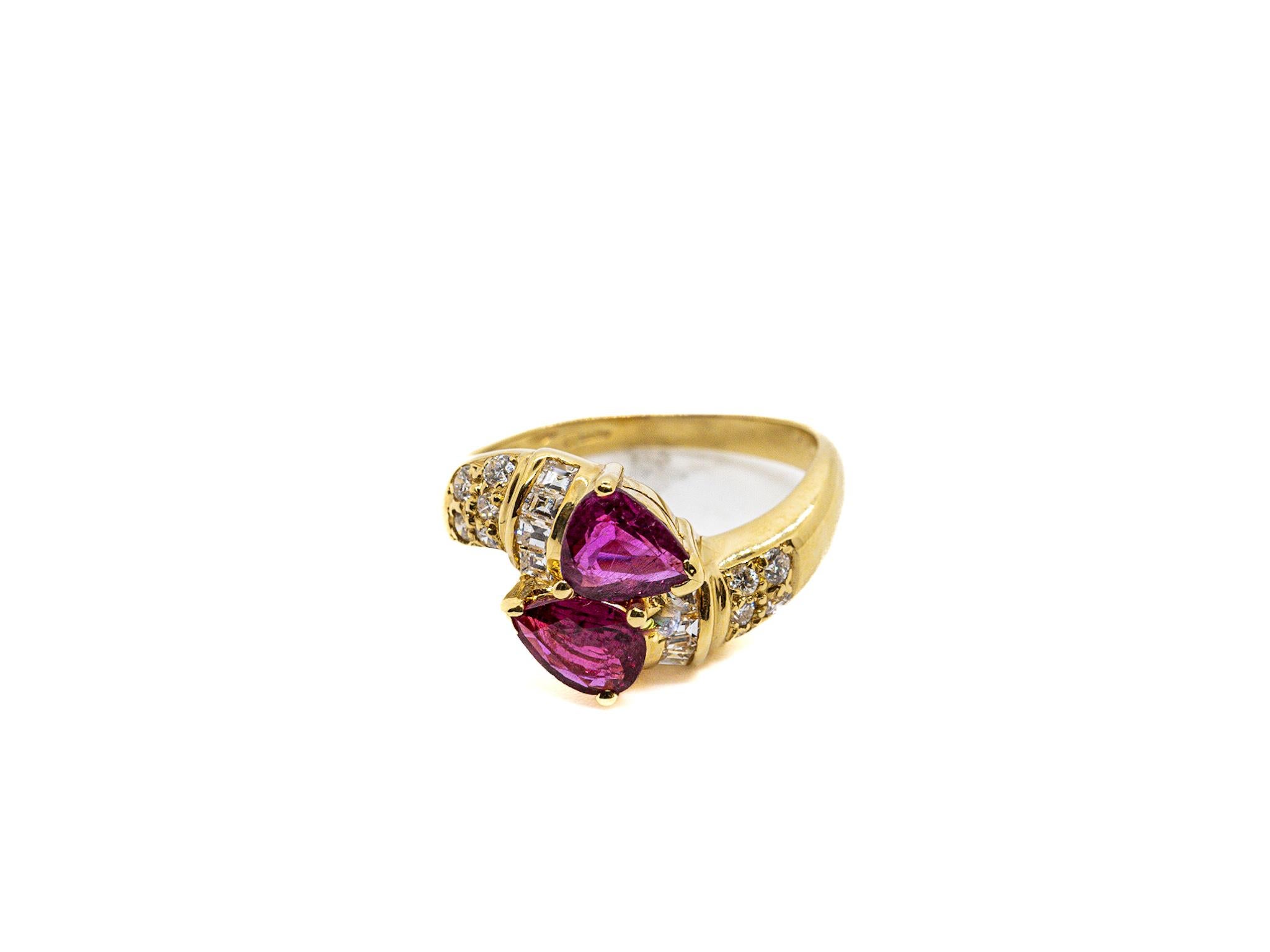 Ring mit Rubin und Diamant aus 18 Karat Gelbgold (Baguetteschliff) im Angebot