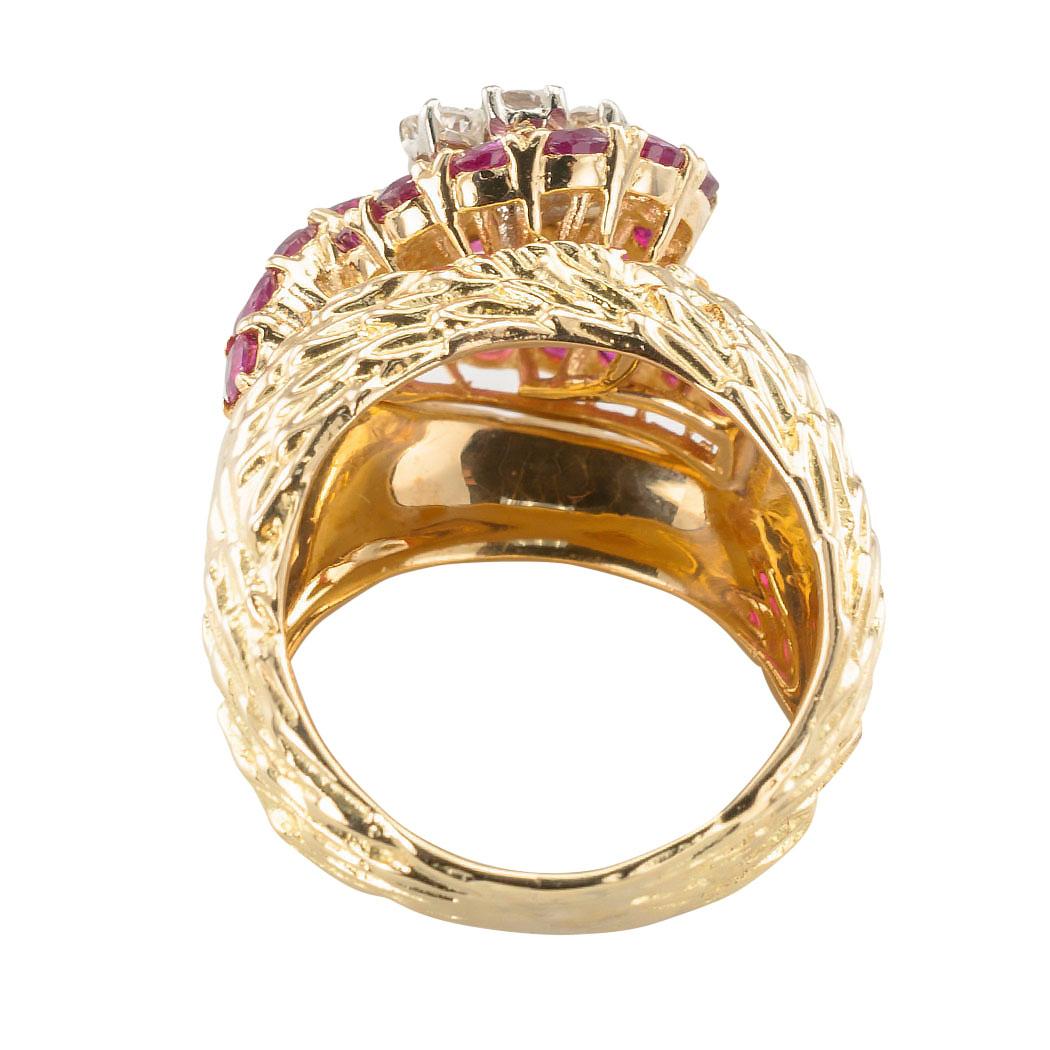 Round Cut Ruby Diamond Yellow Gold Cluster Ring For Sale
