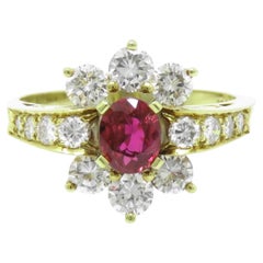 Anillo de cóctel de oro amarillo con rubí y diamante