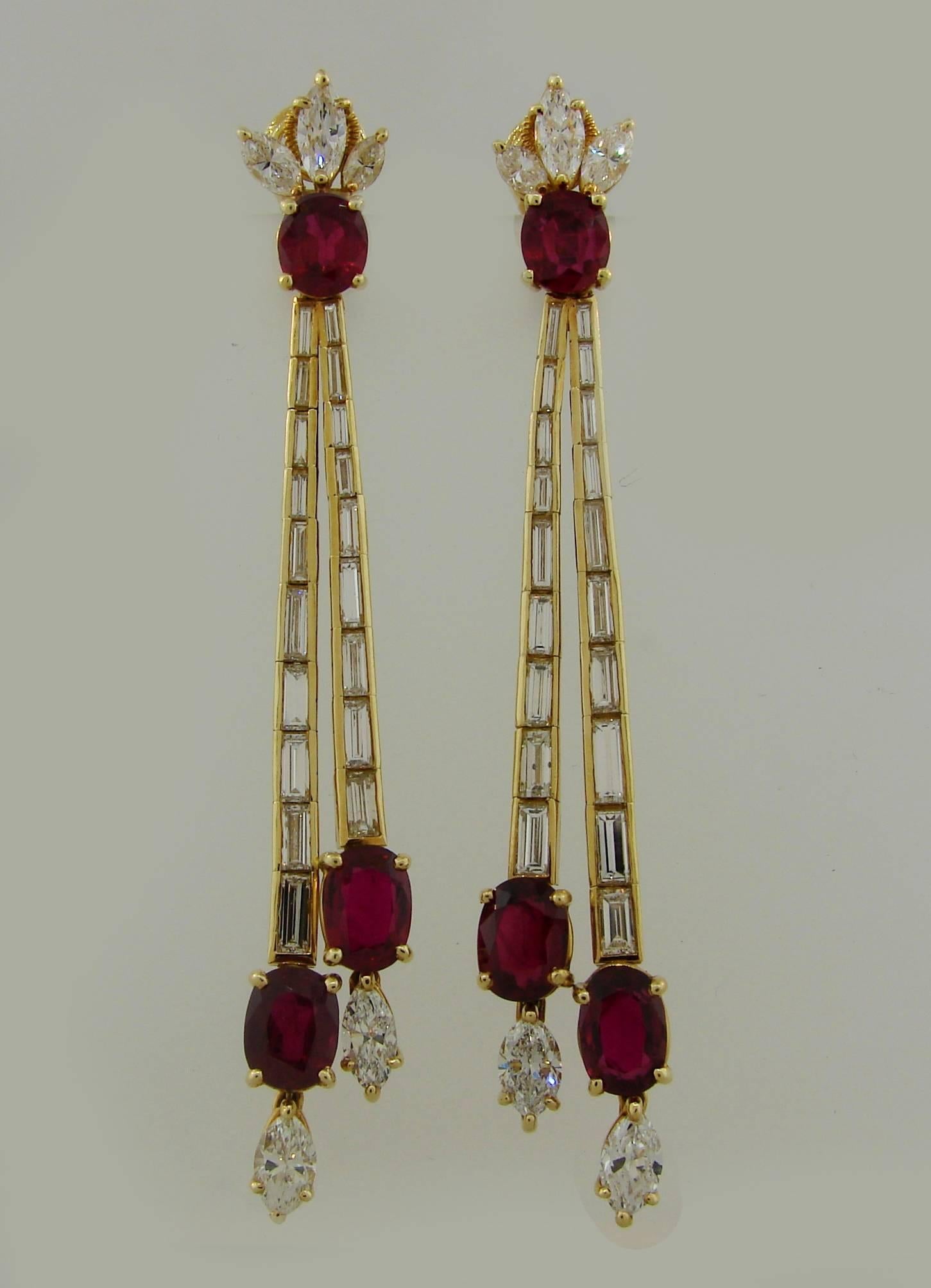 Impresionantes pendientes elegantes. Los pendientes son de oro amarillo de 18 quilates (estampado), rubí oval facetado y diamantes talla marquesa y baguette. Peso total del diamante  aproximadamente 4,38 quilates, peso total del rubí aproximadamente