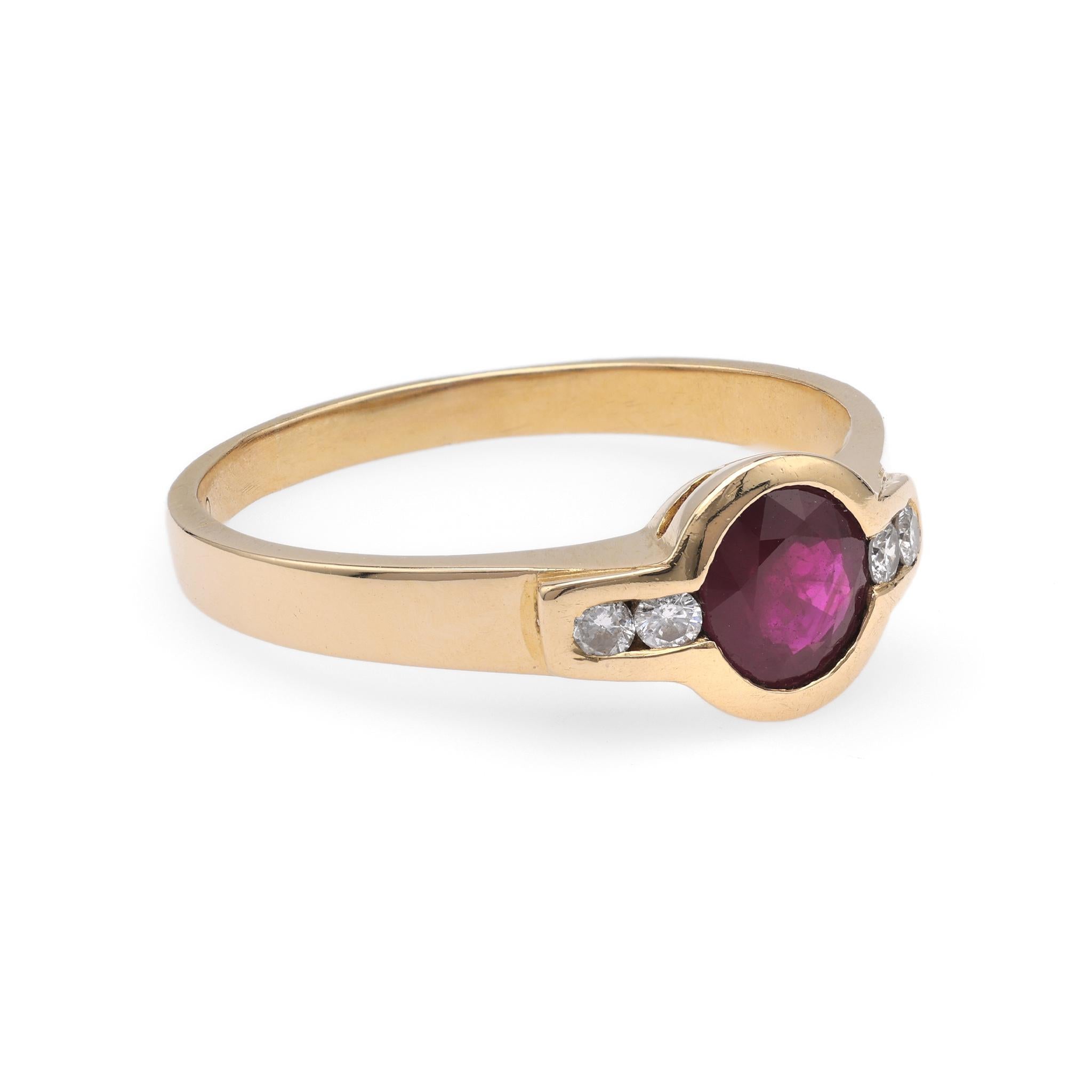 Round Cut Ruby Diamond Yellow Gold Ring For Sale