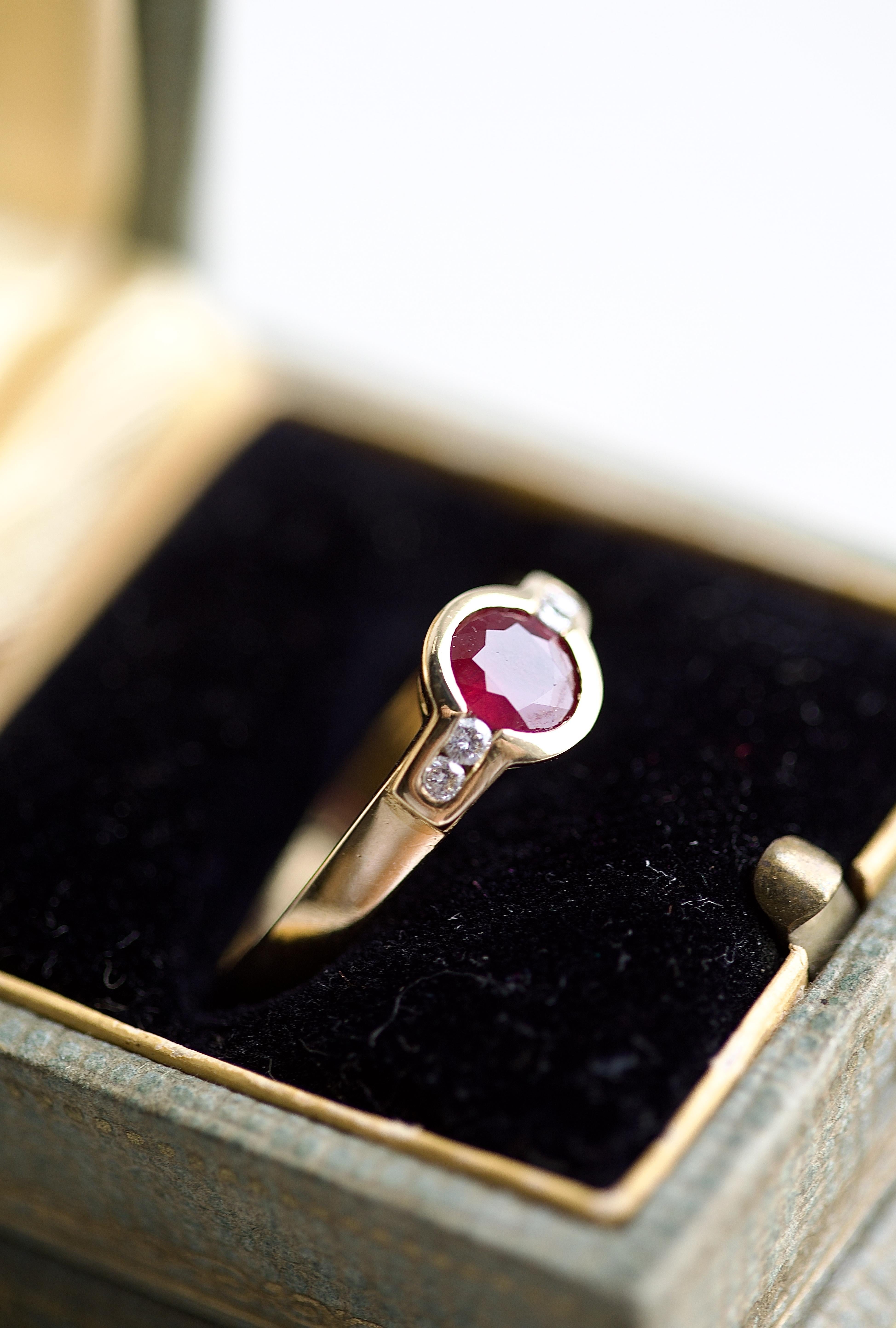 Ruby Diamond Yellow Gold Ring In Excellent Condition For Sale In Beverly Hills, CA