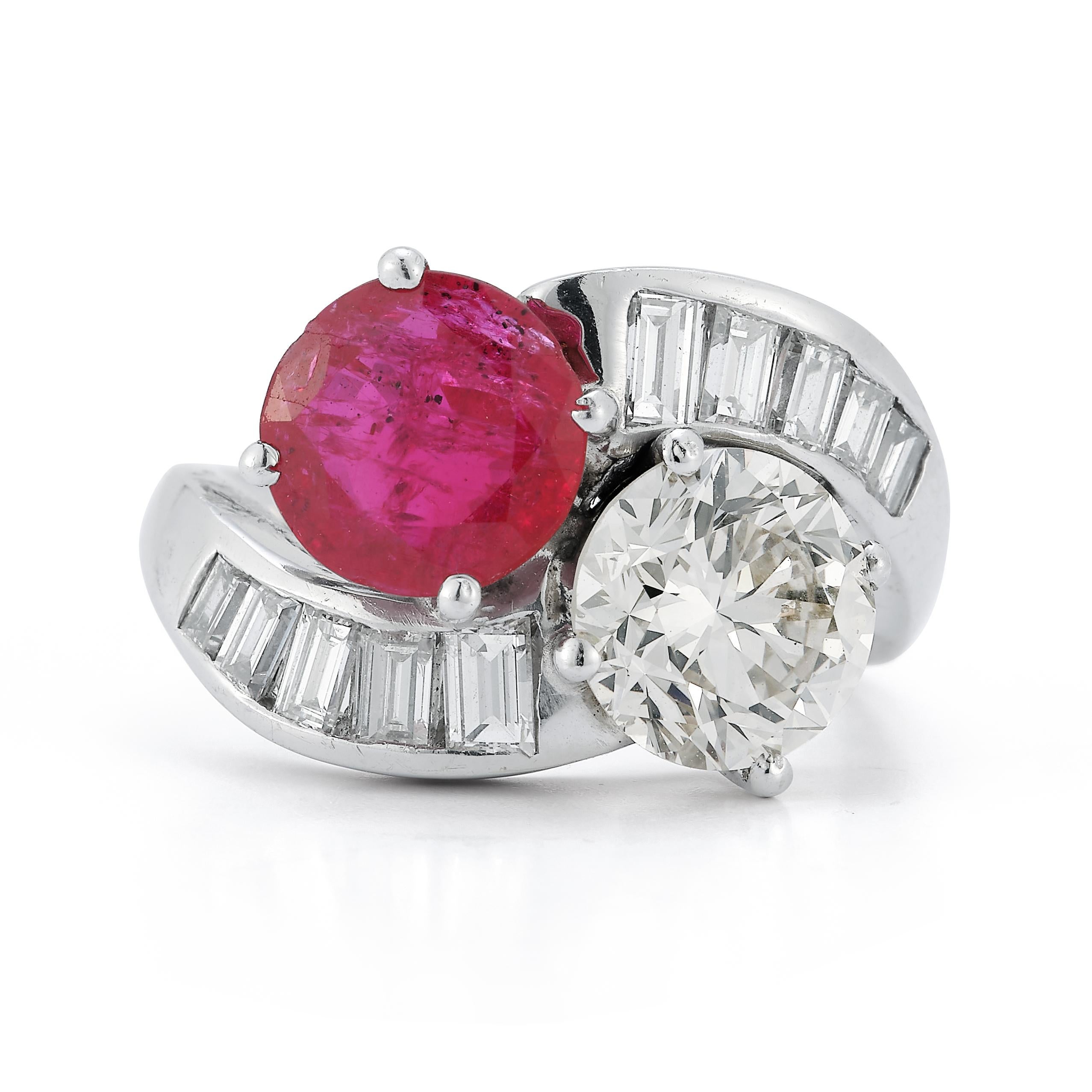 Bague You & Me en rubis et diamants Excellent état - En vente à New York, NY