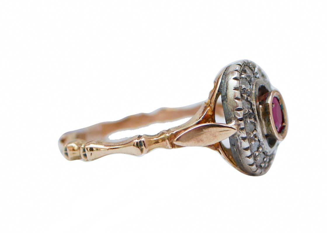 Anillo Retrò de oro rosa de 14 quilates y estructura de plata, montado con un rubí central rodeado de diamantes.
Este anillo fue totalmente hecho a mano por maestros orfebres italianos y está en perfectas condiciones.
Diamantes 0.09 ct
Rubí 0,20