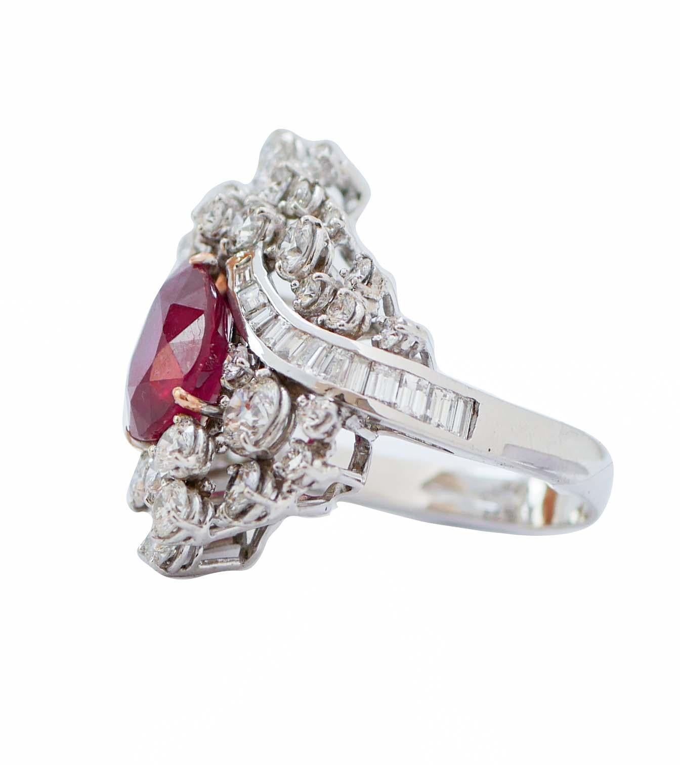 Elegante anillo en estructura de oro blanco de 14 kt montado con un rubí central en forma de gota rodeado por un marco de diamantes.
Este anillo fue totalmente hecho a mano por maestros orfebres italianos y está en perfectas condiciones.
Diamantes