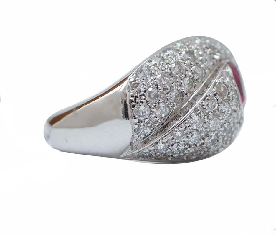 Elegante anillo en estructura de oro blanco de 14 kt montado con un rubí central rodeado por un marco de diamantes.
Este anillo ha sido fabricado totalmente a mano por maestros orfebres italianos.
Diamantes 5,80 ct
Rubí 2,72 ct
Peso total 16.80