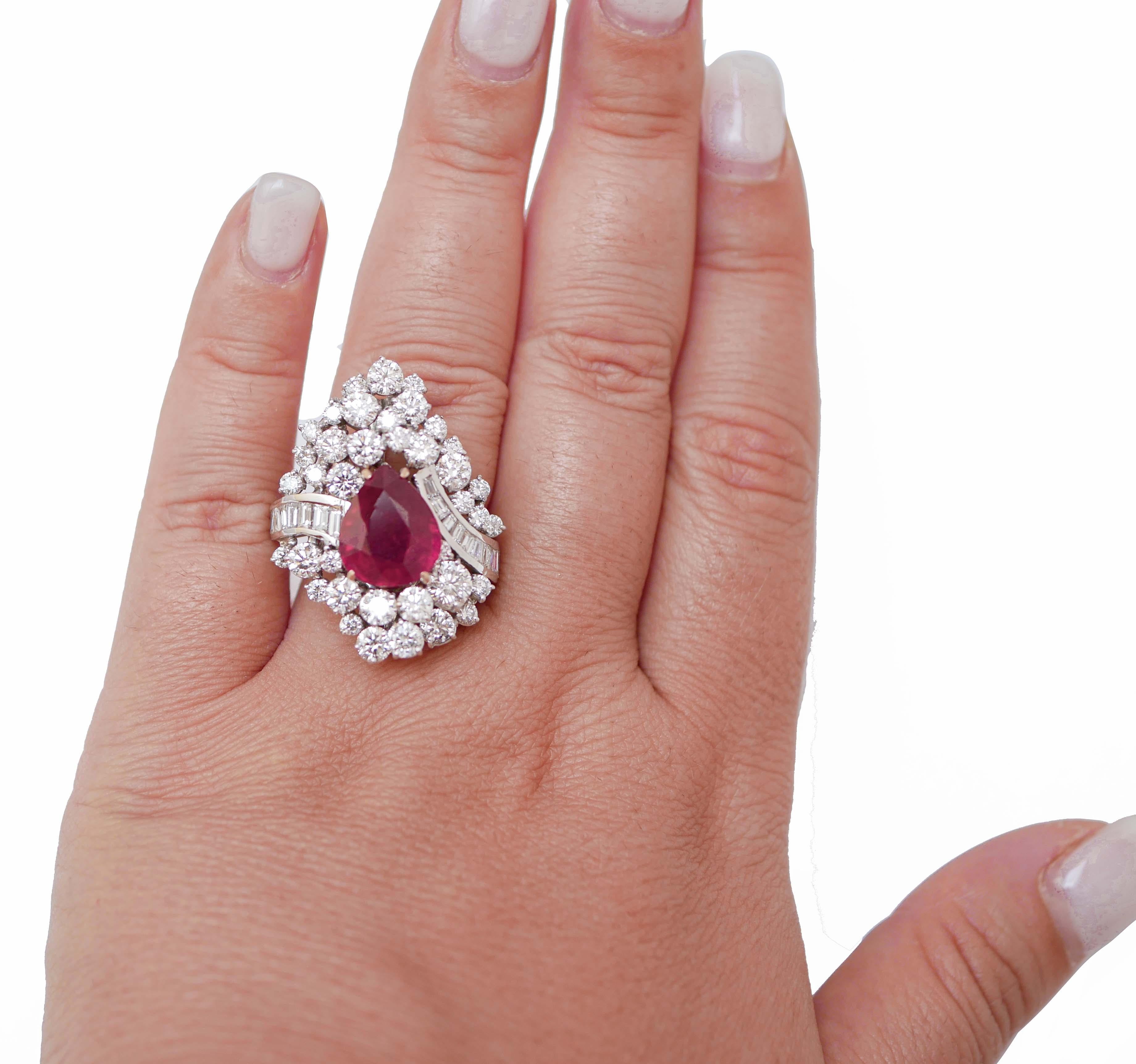 Rubí, Diamantes, Anillo de Oro Blanco de 14 Kilates. Corte mixto