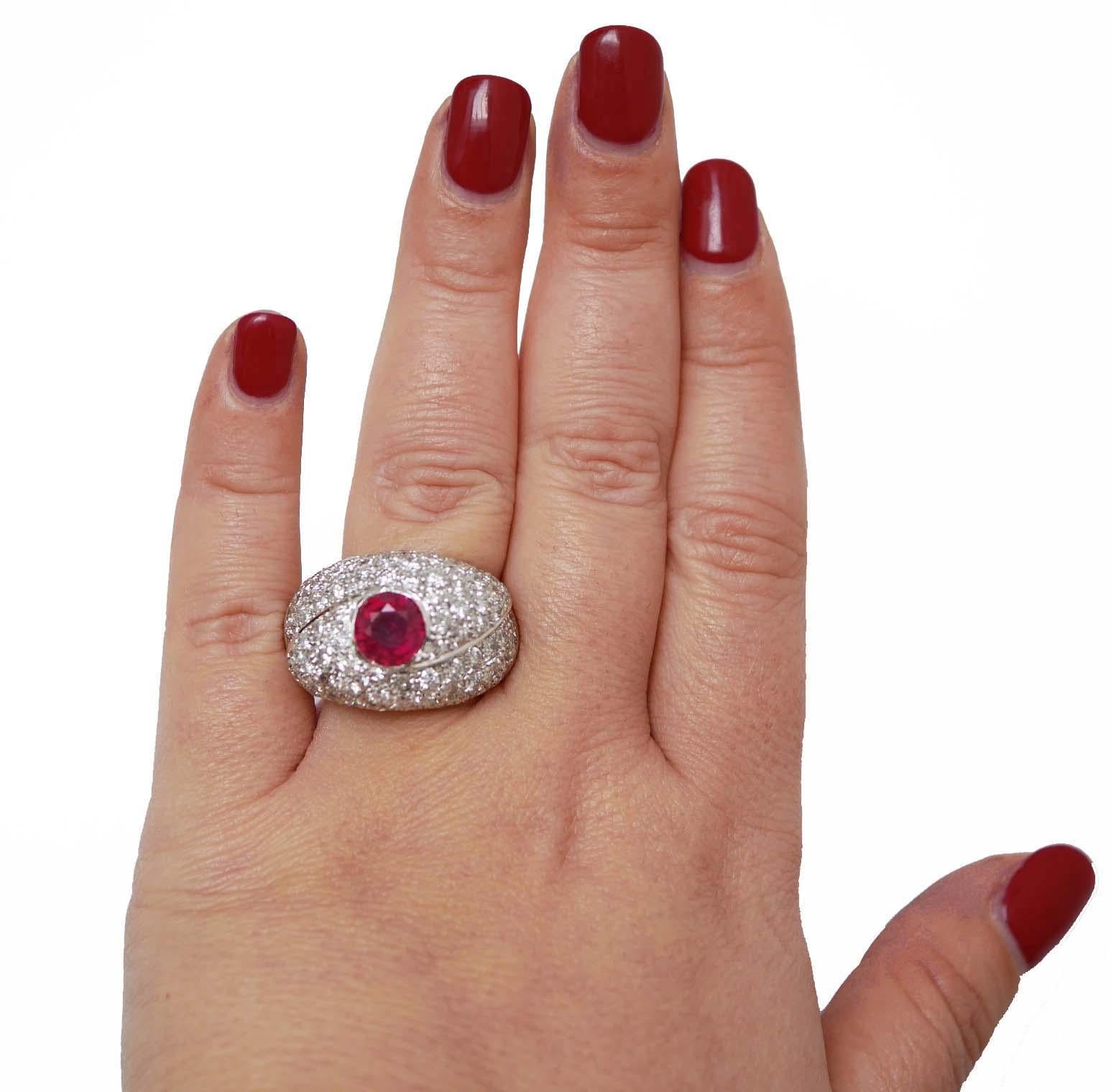 Rubí, Diamantes, Anillo de Oro Blanco de 14 Kilates. Corte mixto en venta