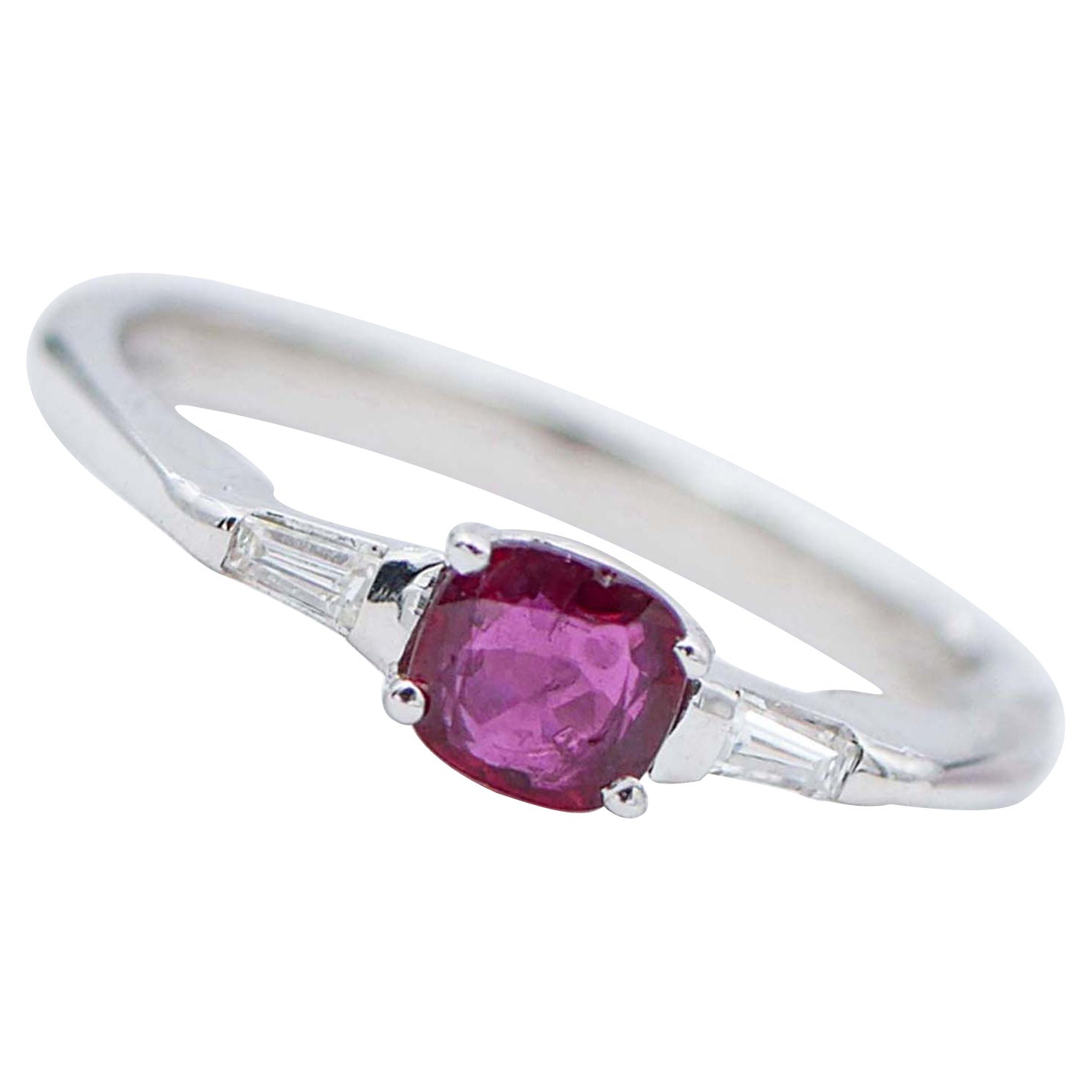 Bague en or blanc 14 carats, rubis et diamants