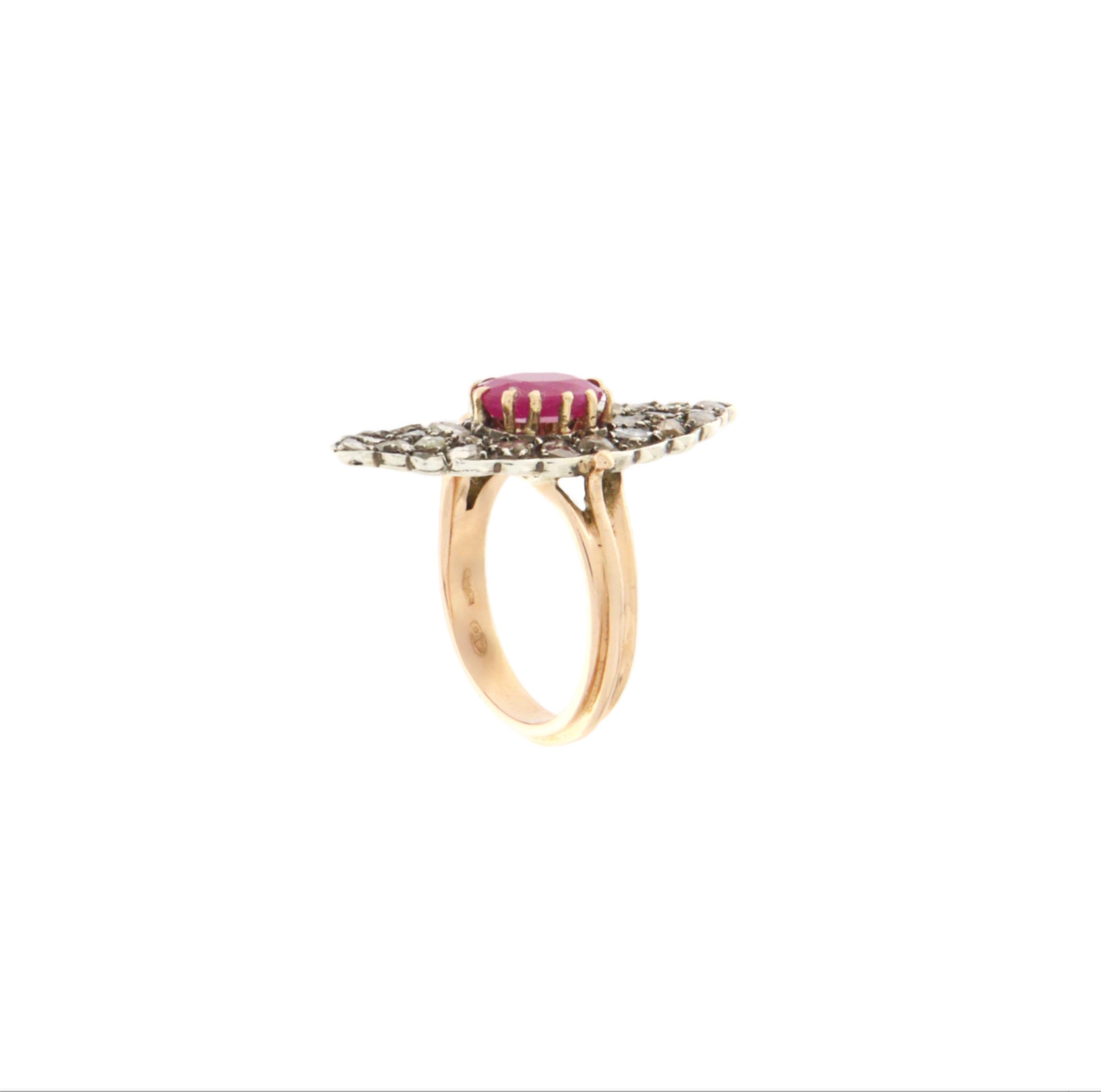 Elegante et pleine de charme vintage, cette bague est une véritable pièce de joaillerie artisanale. Réalisé en or jaune 14 carats avec un sertissage supérieur en argent 800, il présente une combinaison raffinée de matériaux précieux et de pierres