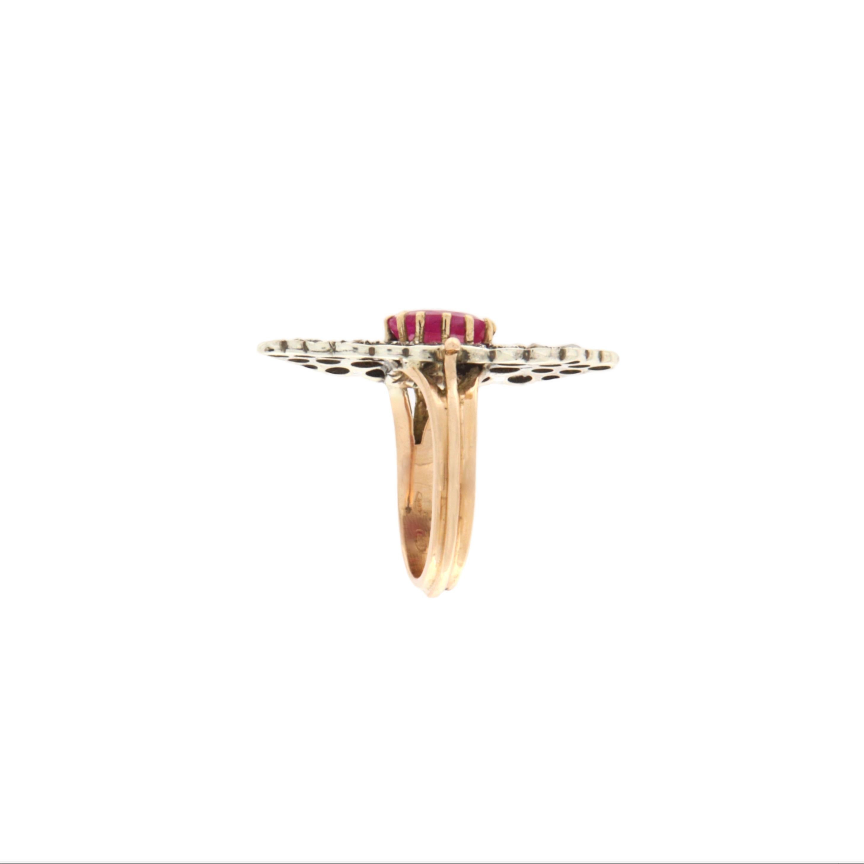 Artisan Bague cocktail en or jaune 14 carats avec rubis et diamants en vente