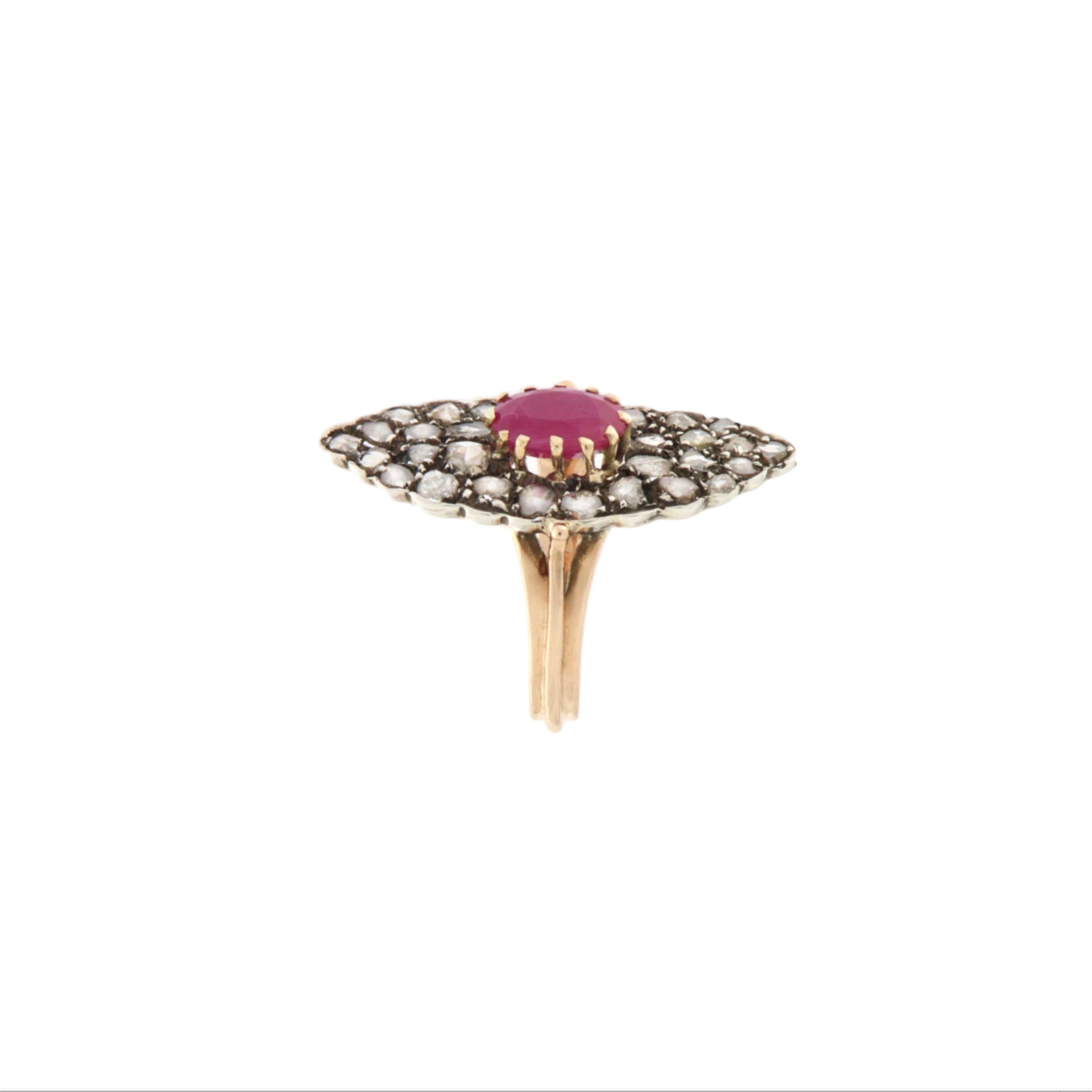 Taille vieille Europe Bague cocktail en or jaune 14 carats avec rubis et diamants en vente