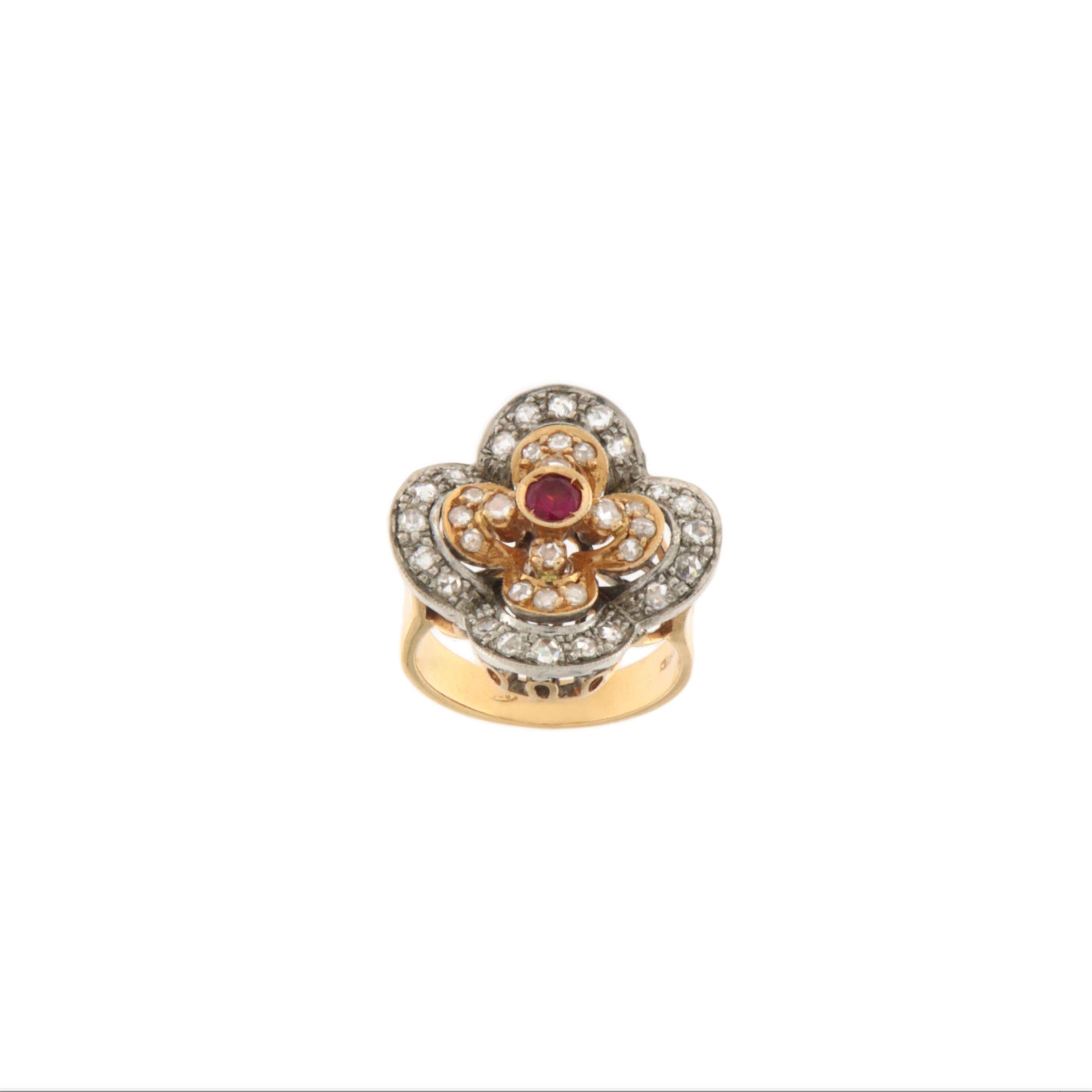 Bague cocktail en or jaune 14 carats avec rubis et diamants Pour femmes en vente