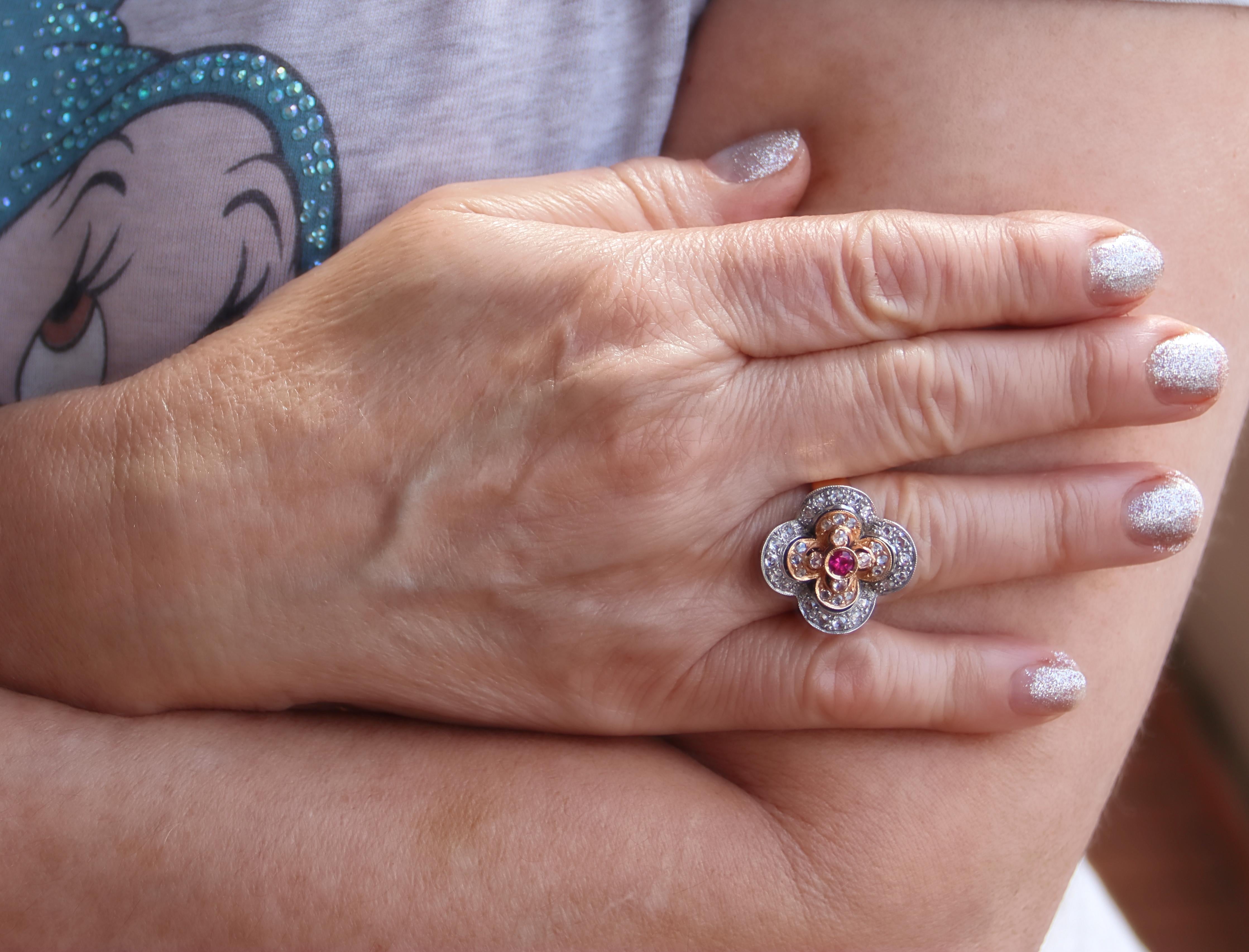 Bague cocktail en or jaune 14 carats avec rubis et diamants en vente 1