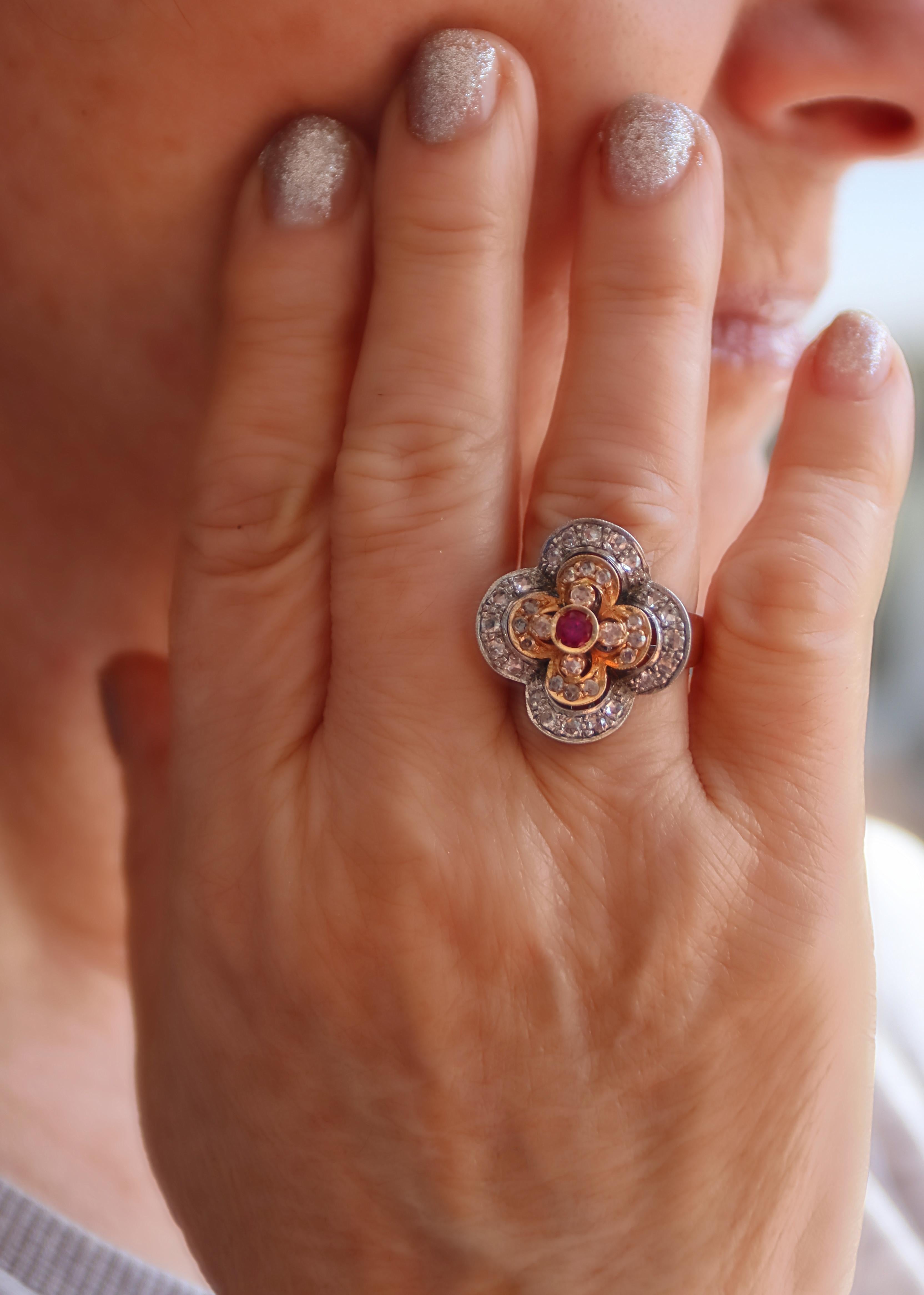 Bague cocktail en or jaune 14 carats avec rubis et diamants en vente 2