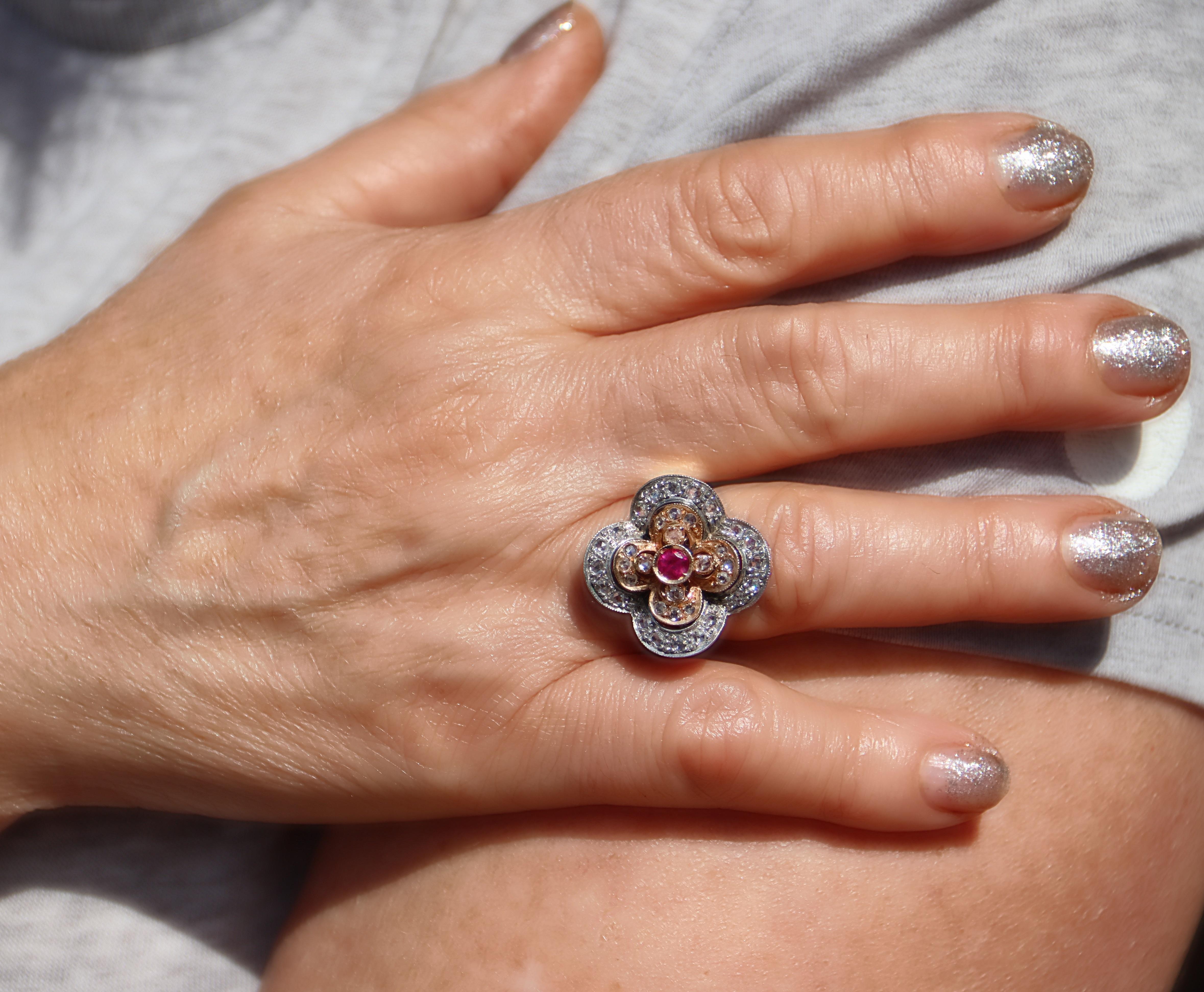 Bague cocktail en or jaune 14 carats avec rubis et diamants en vente 3