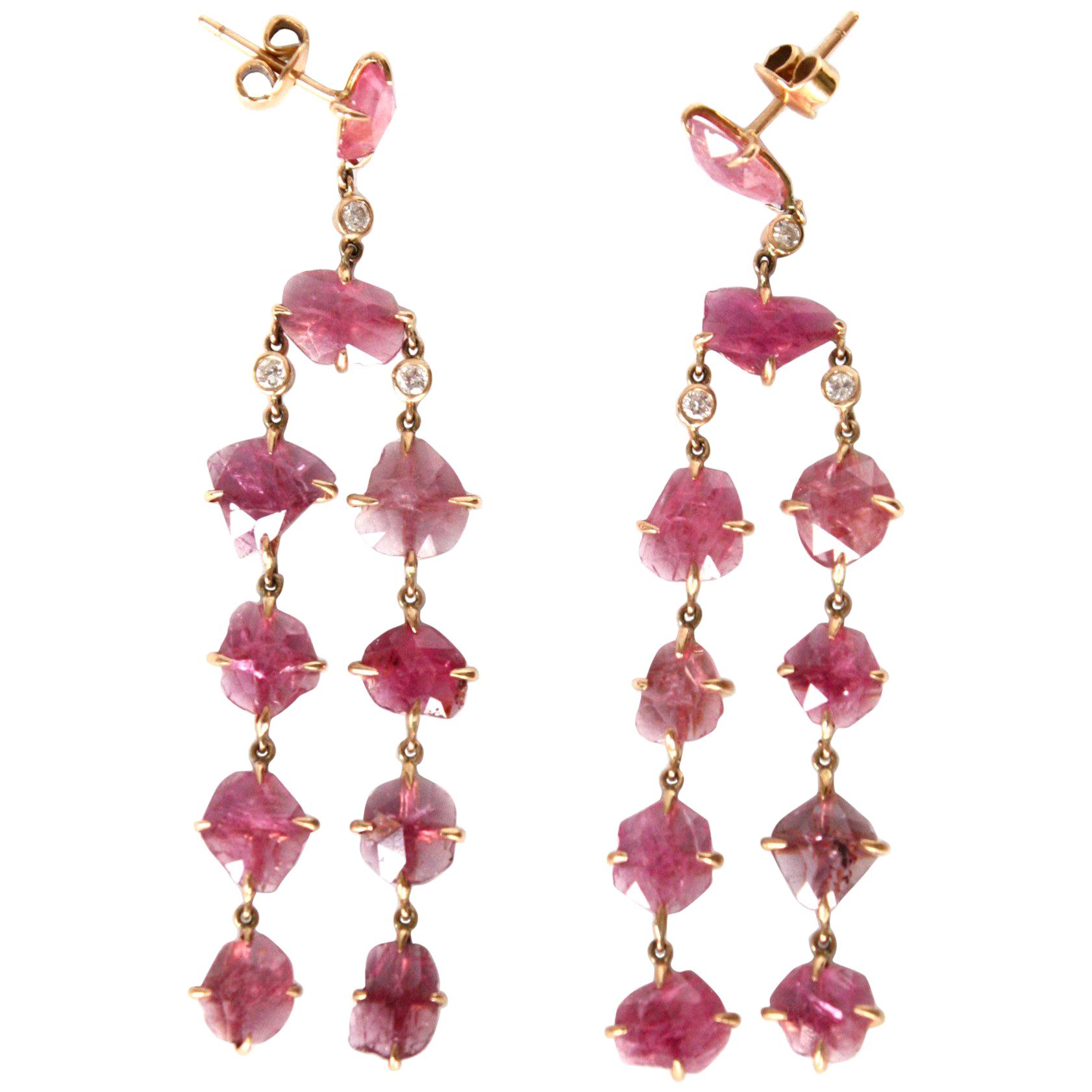 Pendants d'oreilles chandelier en or rose 18 carats avec rubis et diamants en vente