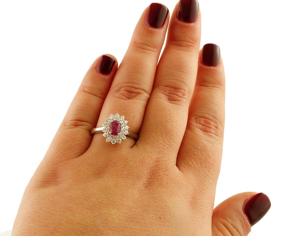 Anillo de compromiso de rubí, diamantes y oro blanco de 18 quilates en Bueno estado para la venta en Marcianise, Marcianise (CE)