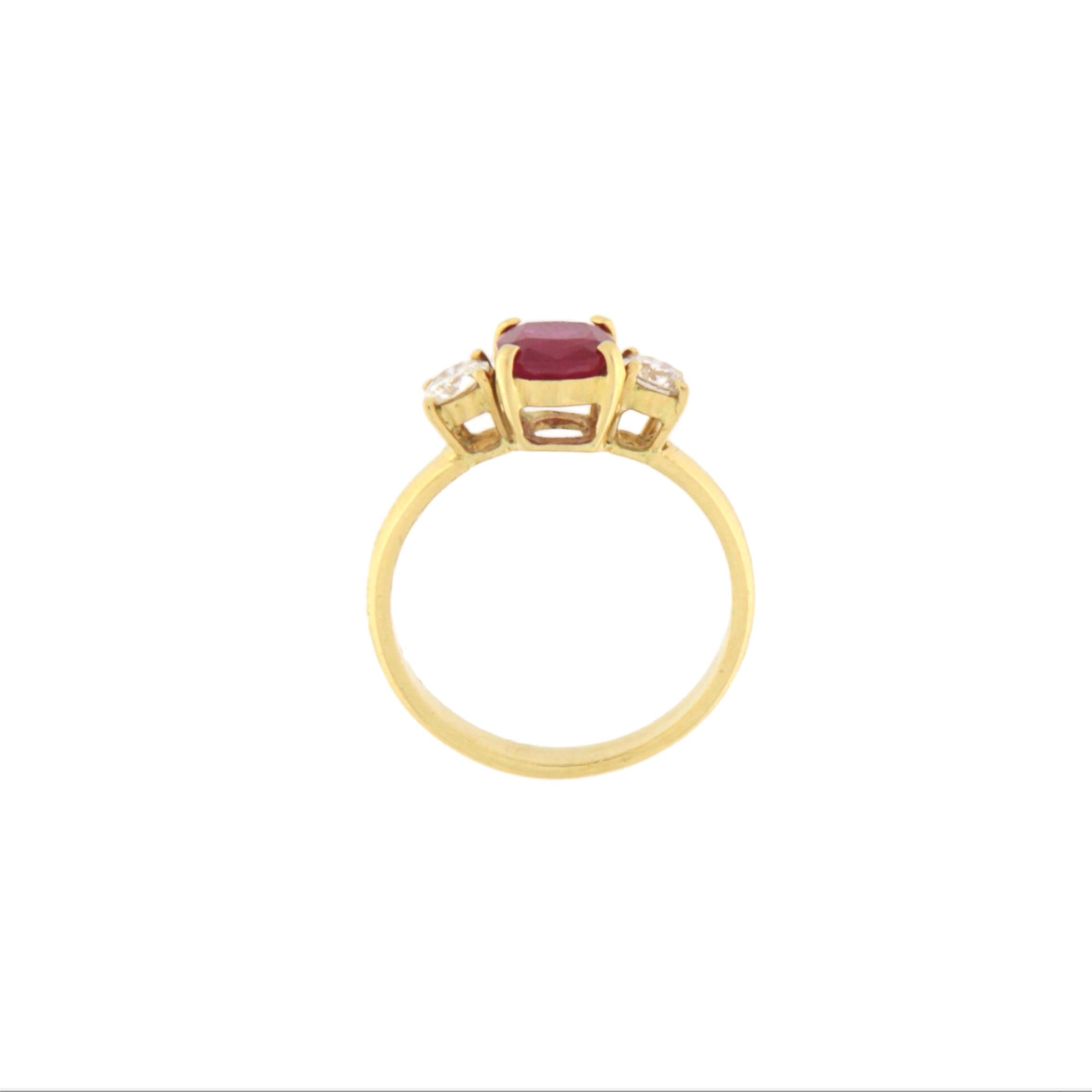 Este espléndido anillo de oro amarillo de 18 quilates es un refinado ejemplo de joyería clásica y elegante, diseñado para los amantes de las piedras preciosas con encanto intemporal. Su estructura es sólida pero armoniosa, realzando perfectamente el