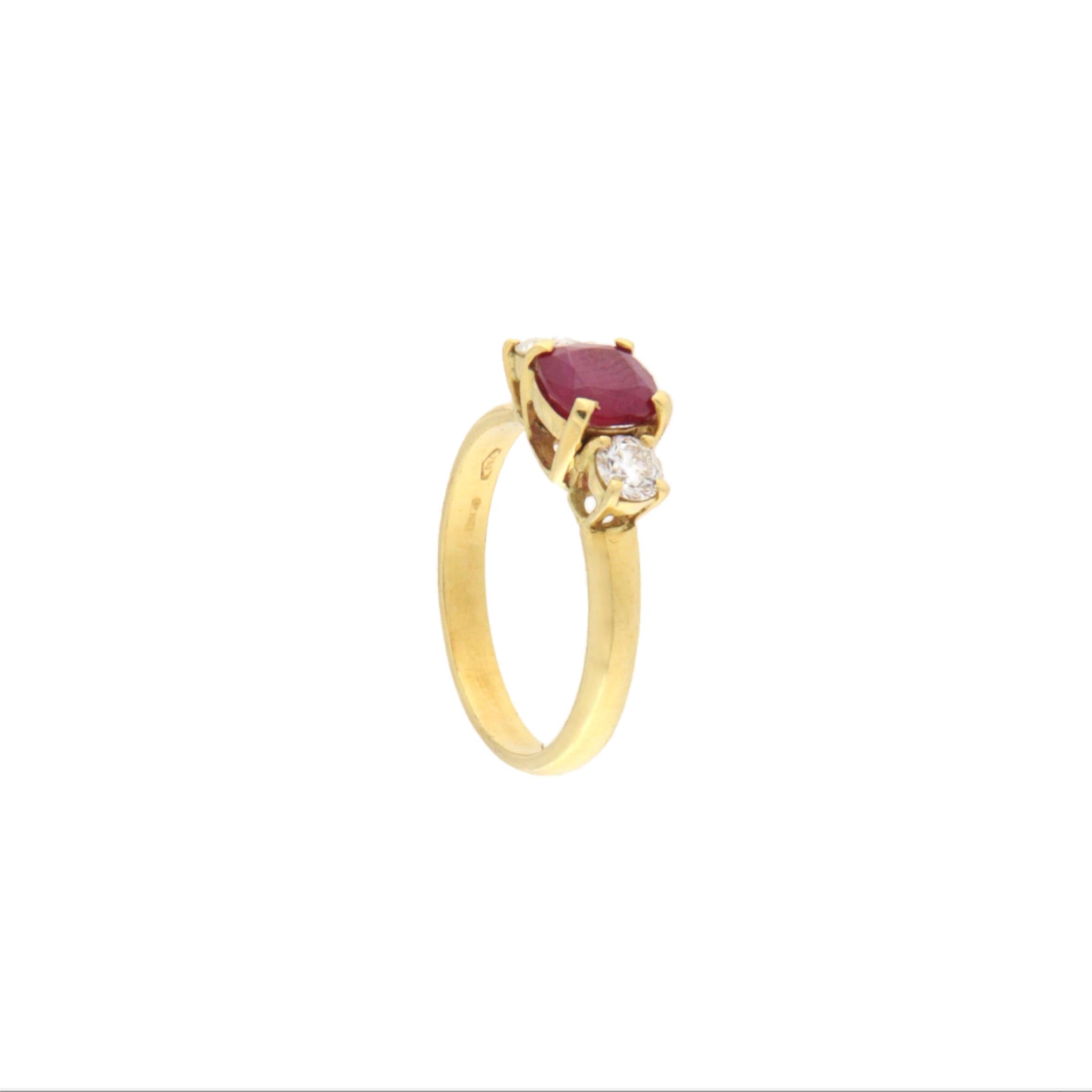 Anillo de cóctel de oro amarillo de 18 quilates con rubíes y diamantes Artesano en venta