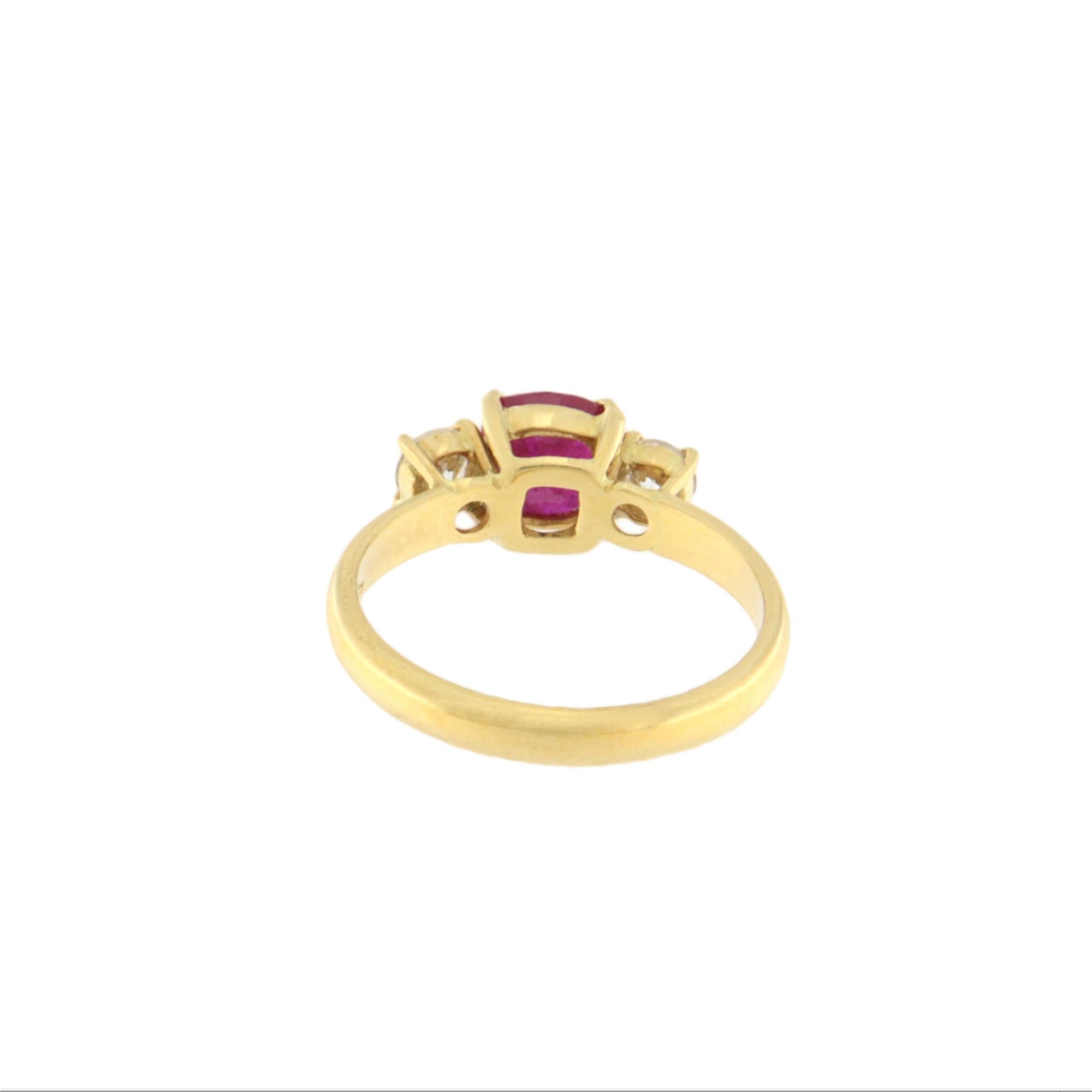 Anillo de cóctel de oro amarillo de 18 quilates con rubíes y diamantes Corte brillante en venta