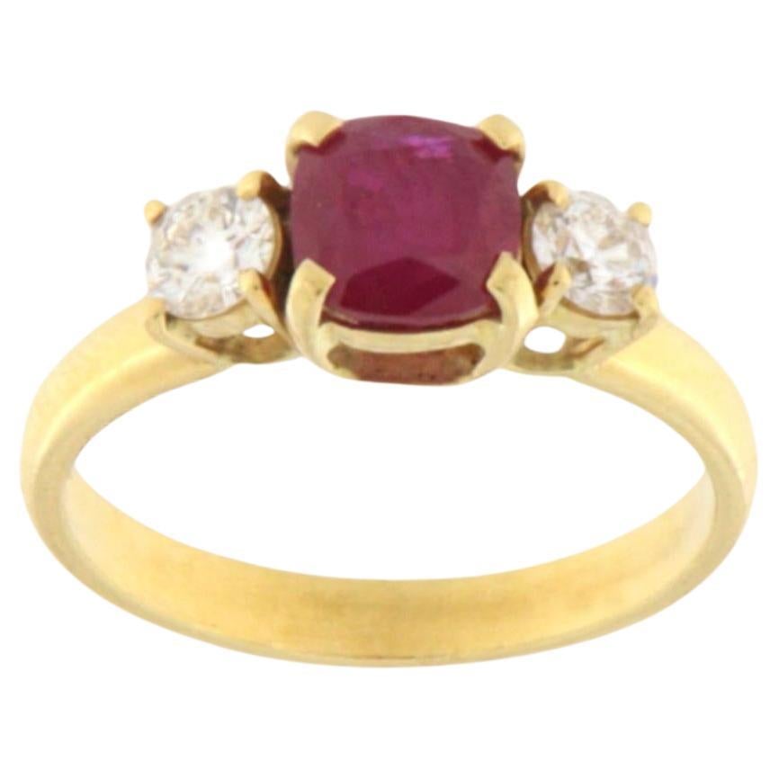 Anillo de cóctel de oro amarillo de 18 quilates con rubíes y diamantes