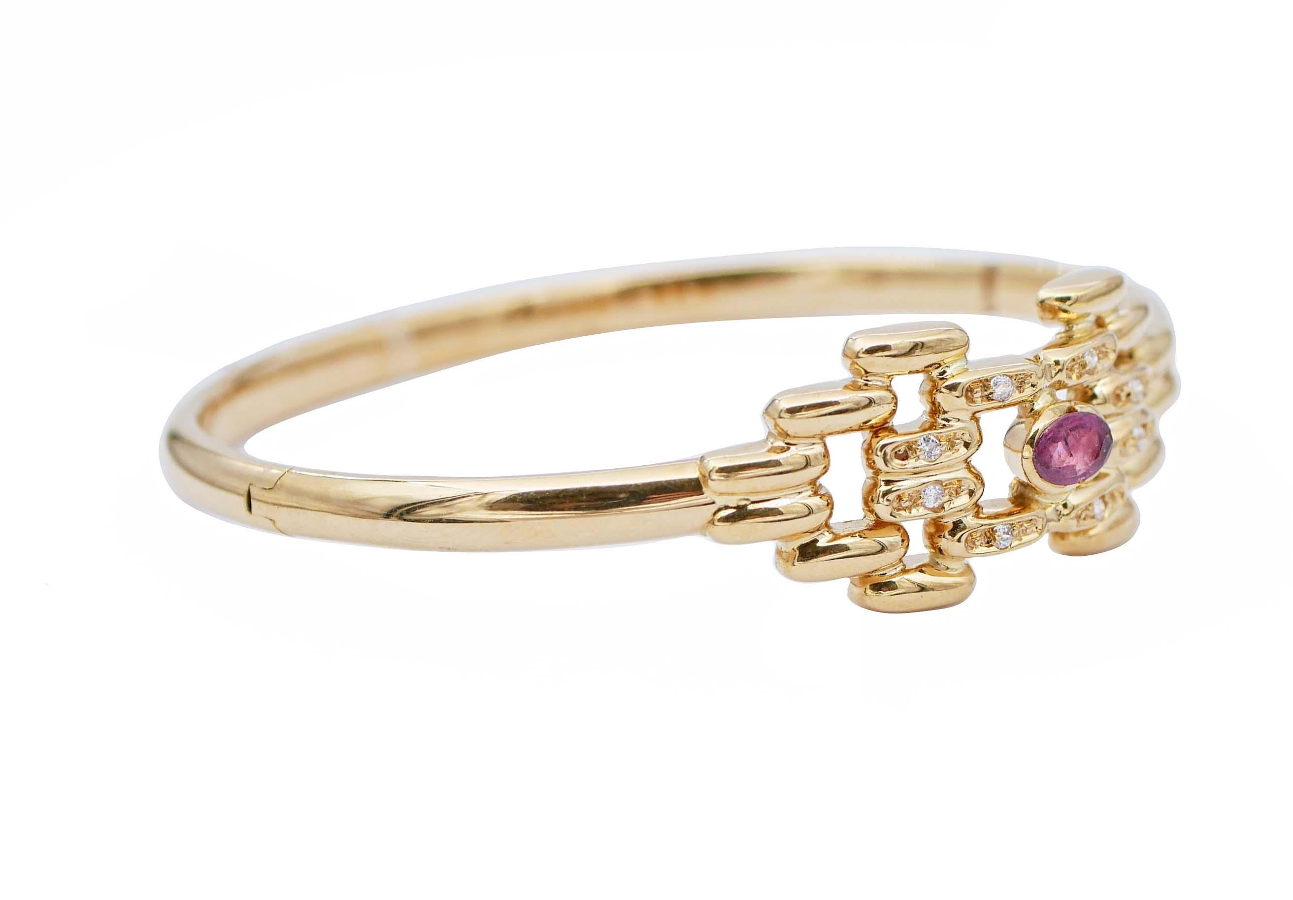 Splendido bracciale retrò in oro giallo 18 kt con struttura montata con un rubino centrale e diamanti.
Questo bracciale è stato realizzato totalmente a mano da maestri orafi italiani ed è in perfette condizioni.
Diamanti 0,10 ct
Rubino 0,35 ct
Peso