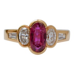 Anello con rubino, diamanti e oro giallo 18 carati.