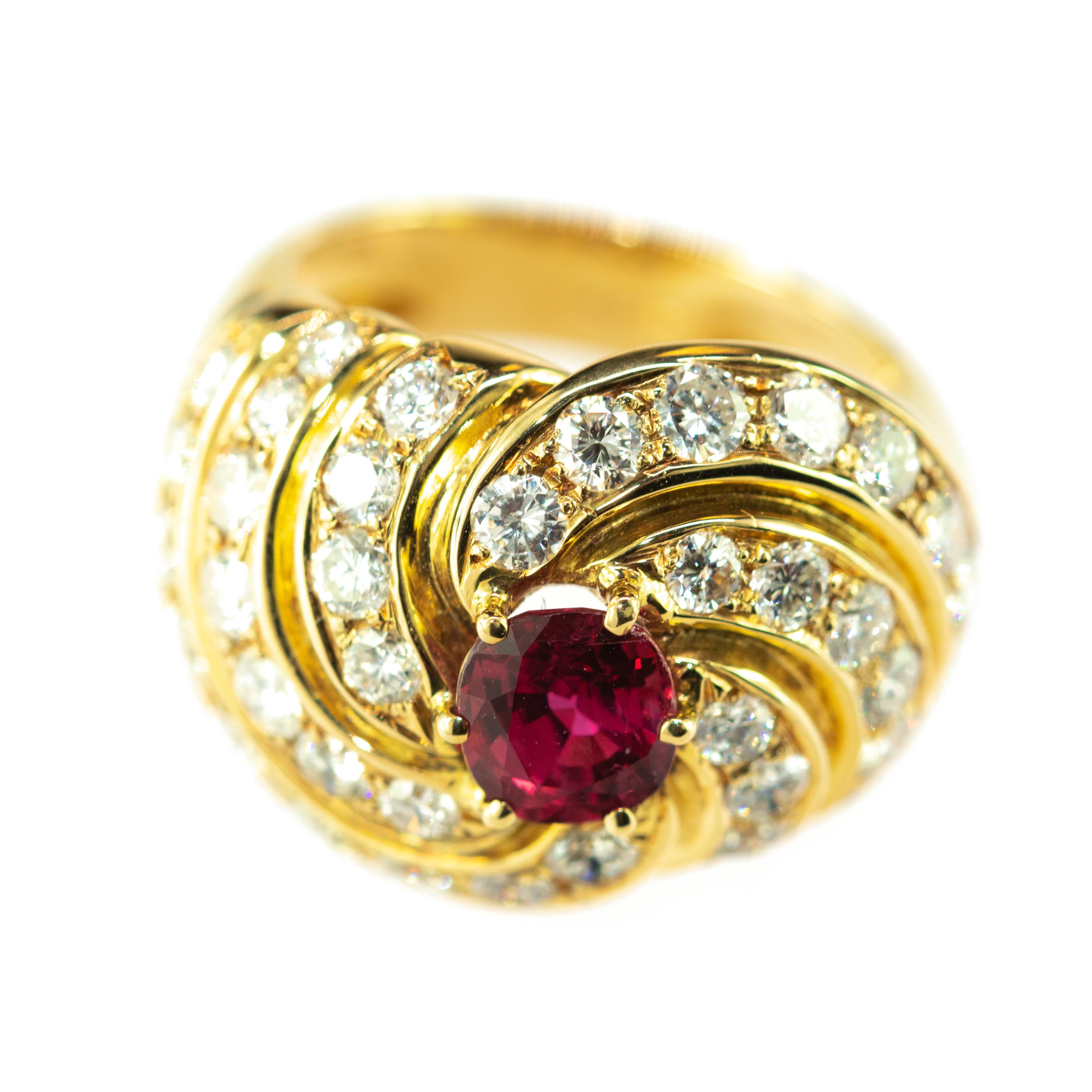 Rubin 40 Diamant 18 Karat Gelbgold Runder Cluster Cocktail Legacy Vintage Ring im Angebot 4