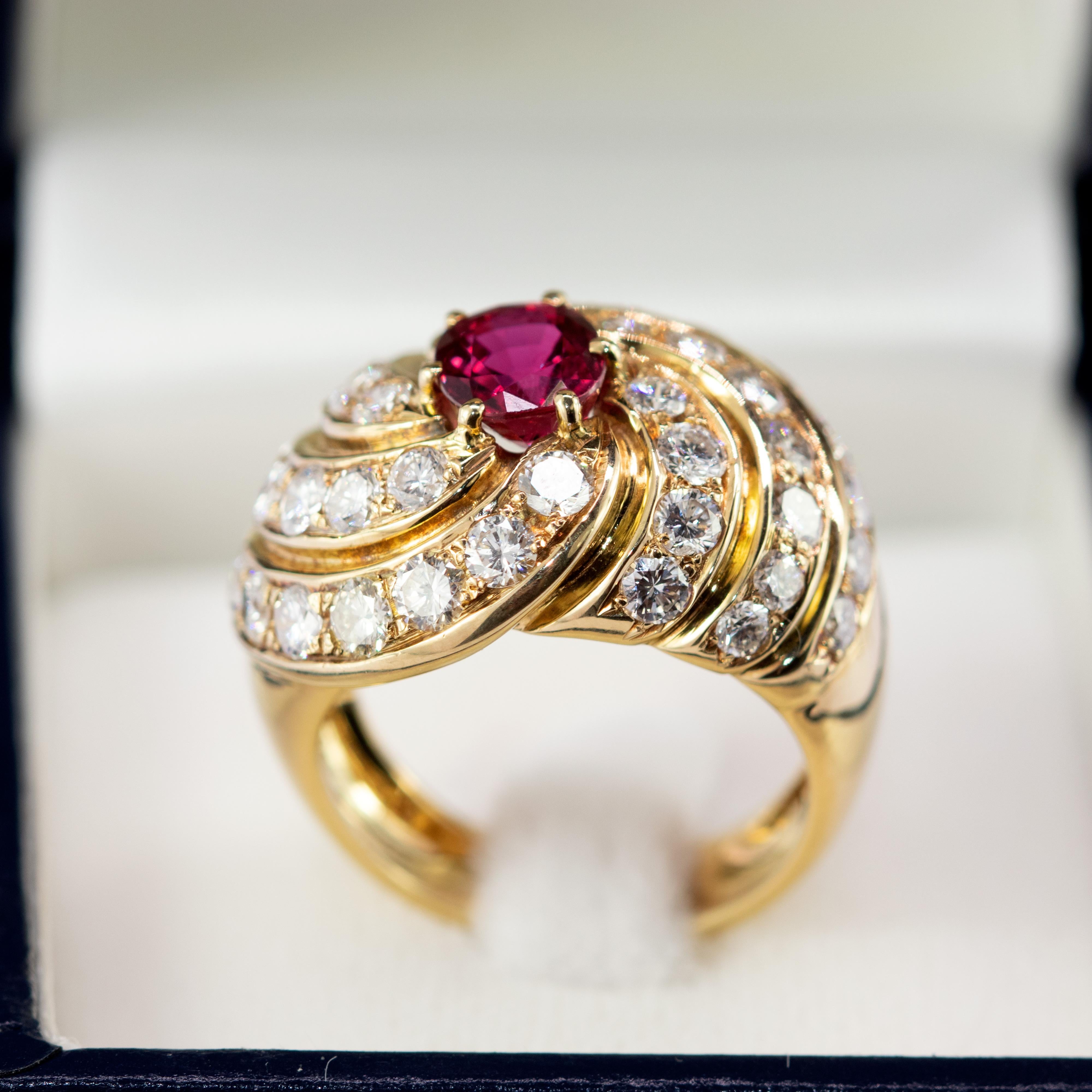 Rubin 40 Diamant 18 Karat Gelbgold Runder Cluster Cocktail Legacy Vintage Ring im Angebot 5