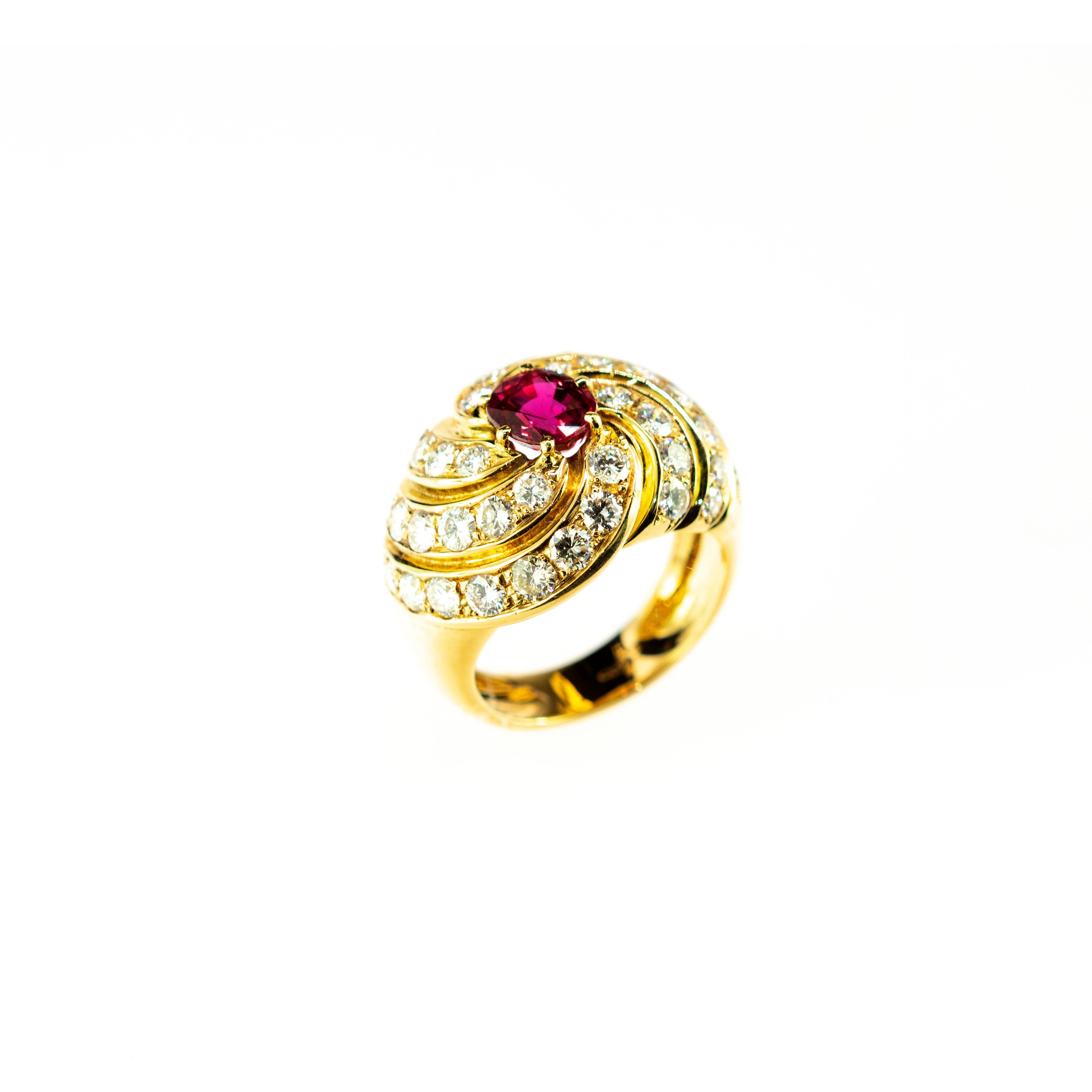 Dieser außergewöhnliche Diamant-Cluster-Ring besteht aus 40 runden Brillanten und einem ovalen Rubin (1,76 Karat). Alle kunstvoll gefasst und in 18 Karat Gelbgold gefertigt, um dieses atemberaubende Schmuckstück zu schaffen. Dieses Kunstwerk ist für