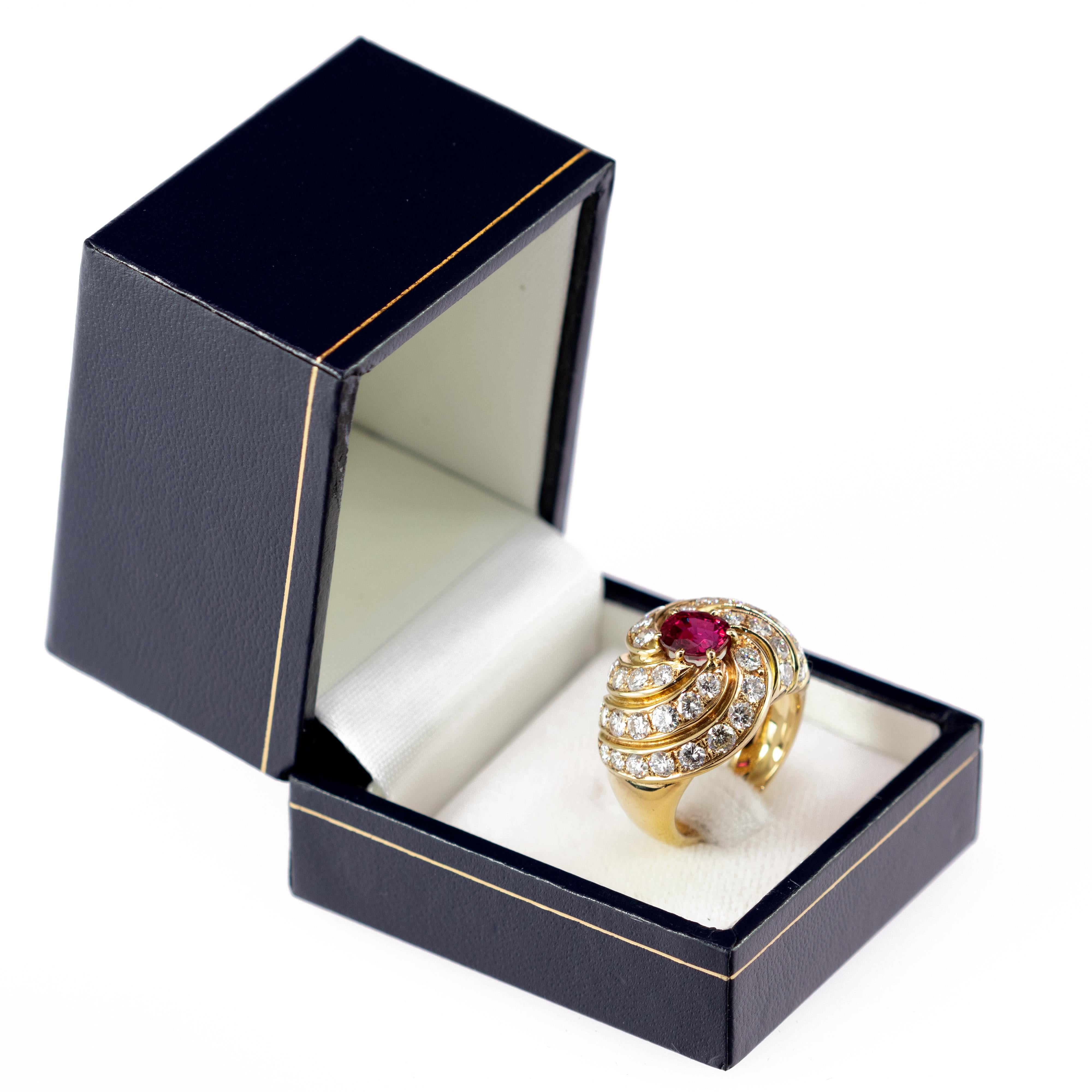 Rubin 40 Diamant 18 Karat Gelbgold Runder Cluster Cocktail Legacy Vintage Ring (Klassisch-römisch) im Angebot