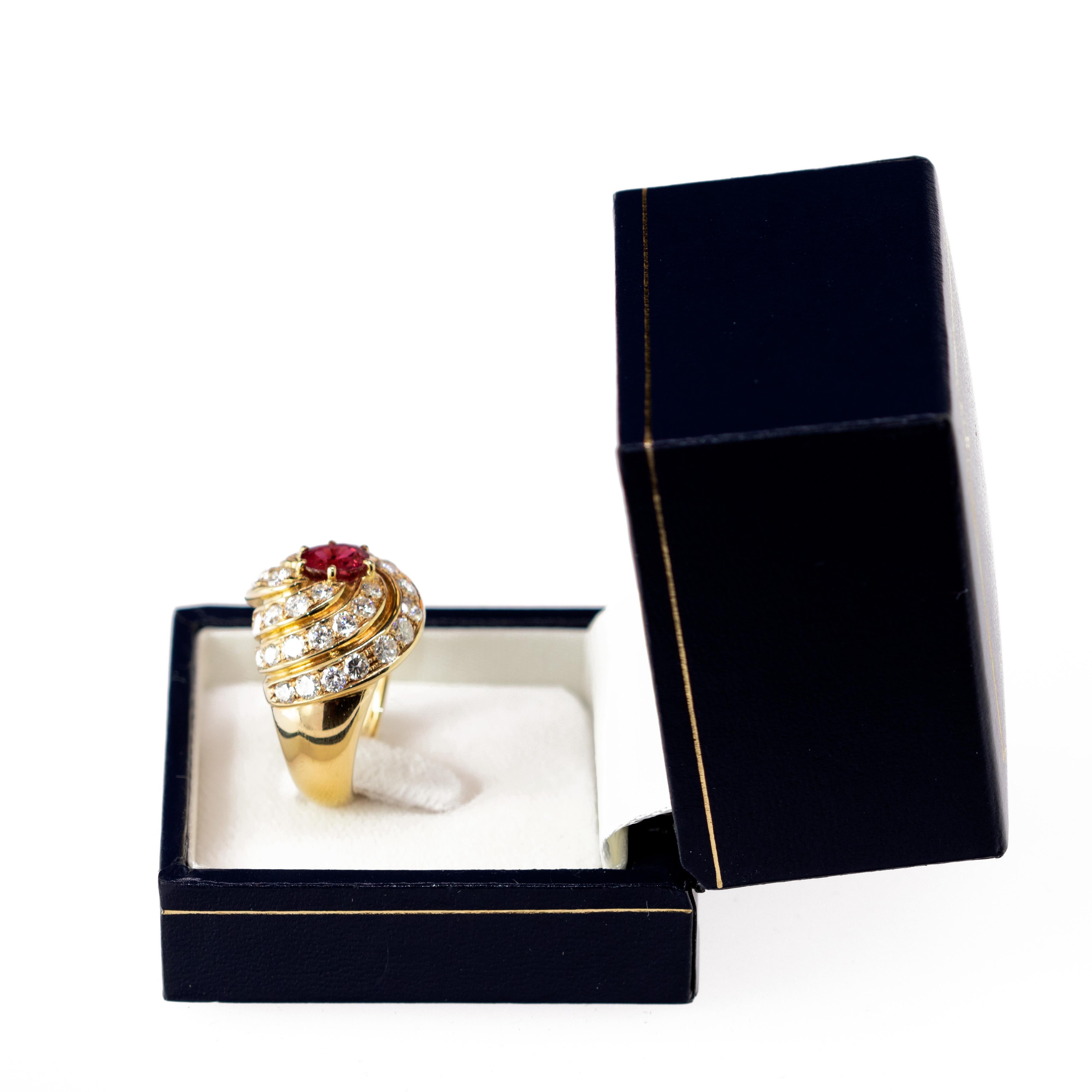 Rubin 40 Diamant 18 Karat Gelbgold Runder Cluster Cocktail Legacy Vintage Ring (Rundschliff) im Angebot