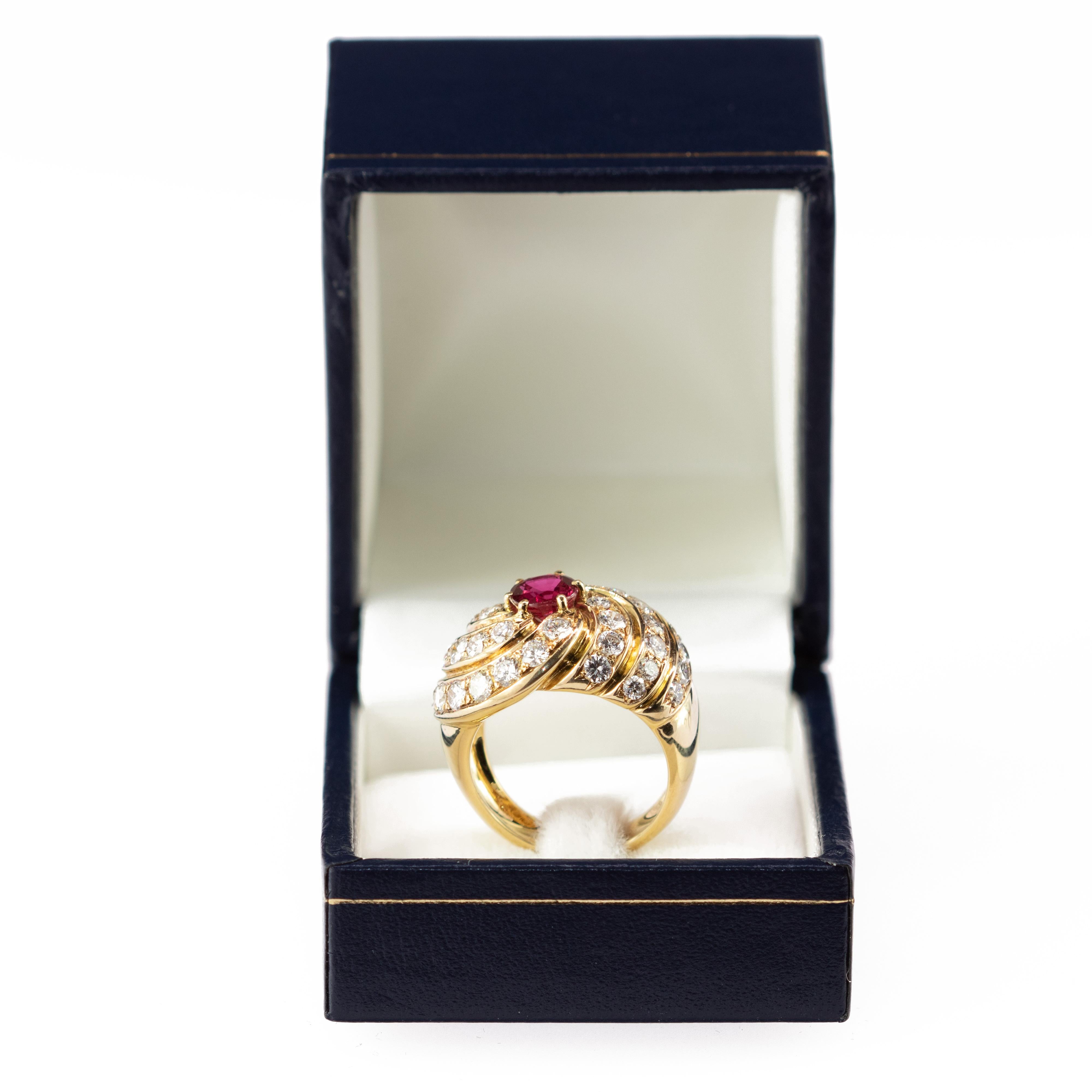 Rubin 40 Diamant 18 Karat Gelbgold Runder Cluster Cocktail Legacy Vintage Ring im Zustand „Neu“ im Angebot in Milano, IT