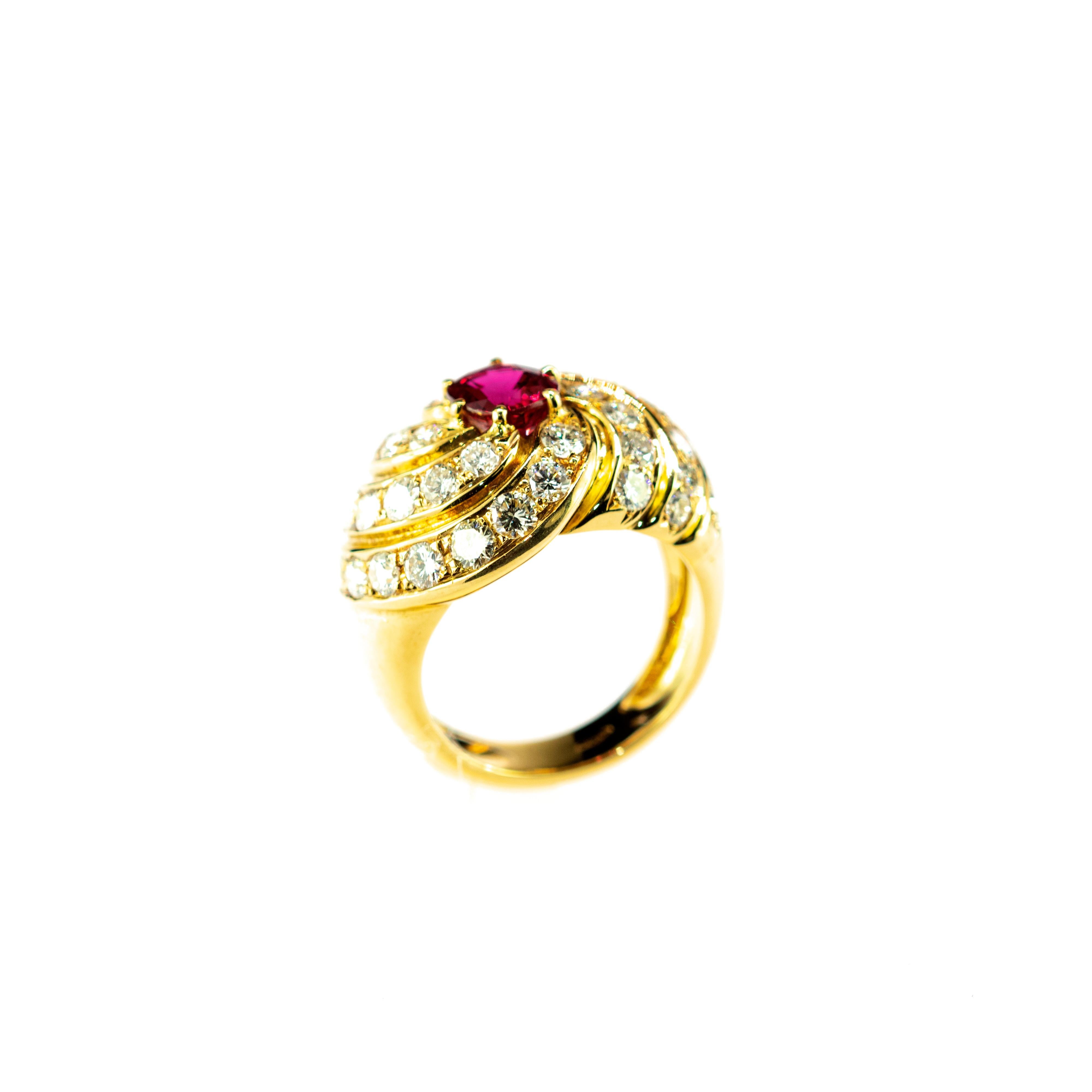 Rubin 40 Diamant 18 Karat Gelbgold Runder Cluster Cocktail Legacy Vintage Ring Damen im Angebot