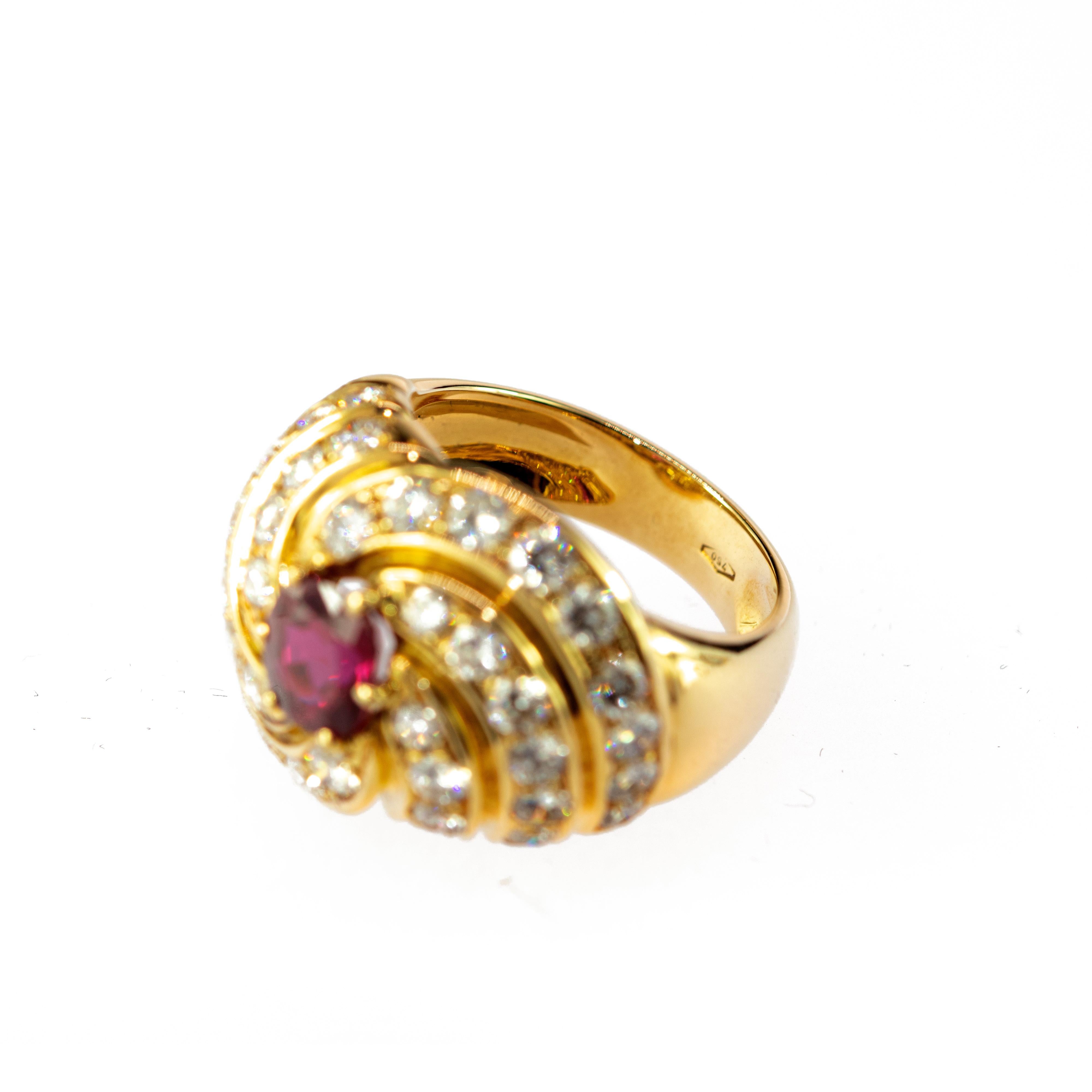 Rubin 40 Diamant 18 Karat Gelbgold Runder Cluster Cocktail Legacy Vintage Ring im Angebot 3