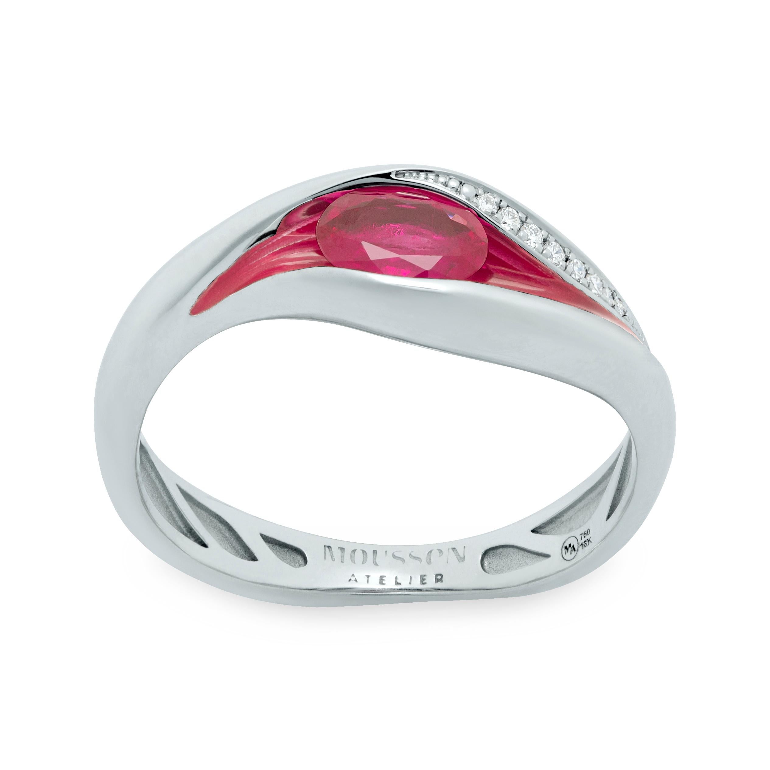 Rubin-Diamant-Emaille-Ring aus 18 Karat Weißgold mit Melt-Farben
Ein weiterer Ring aus unserer Melted Colors Collection. Wie wir sehen können, wird die Emaille von unseren Designern perfekt auf die Farbe der zentralen Steine abgestimmt, um den