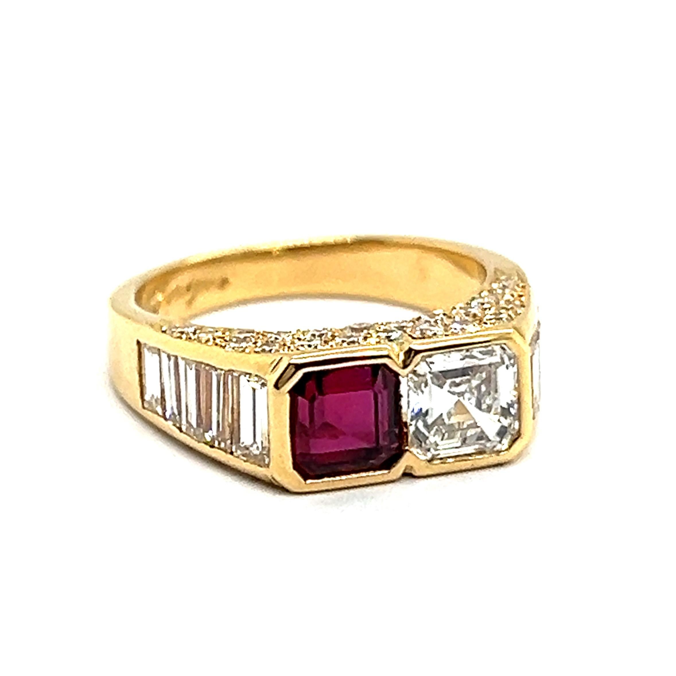 Al centro di questo squisito anello si trovano due forze contrastanti ma armoniose: un rubino radioso e un diamante scintillante. Come il ghiaccio e il fuoco, danzano in perfetta armonia.

 Il diamante, con il suo colore E-F e la sua purezza VVS,